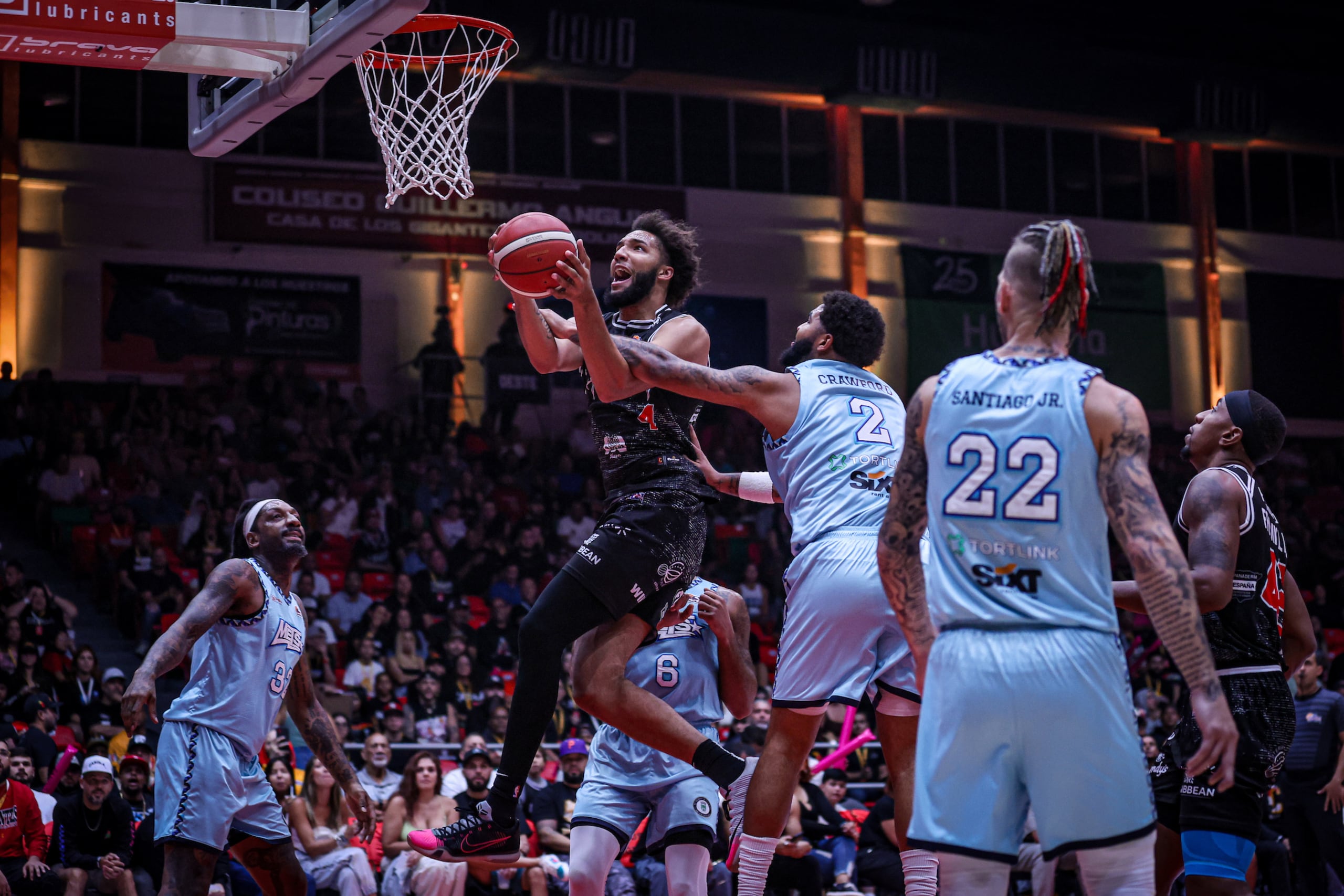George Conditt IV, de los Gigantes de Carolina, intenta atacar el canasto frente a los Mets de Guaynabo.