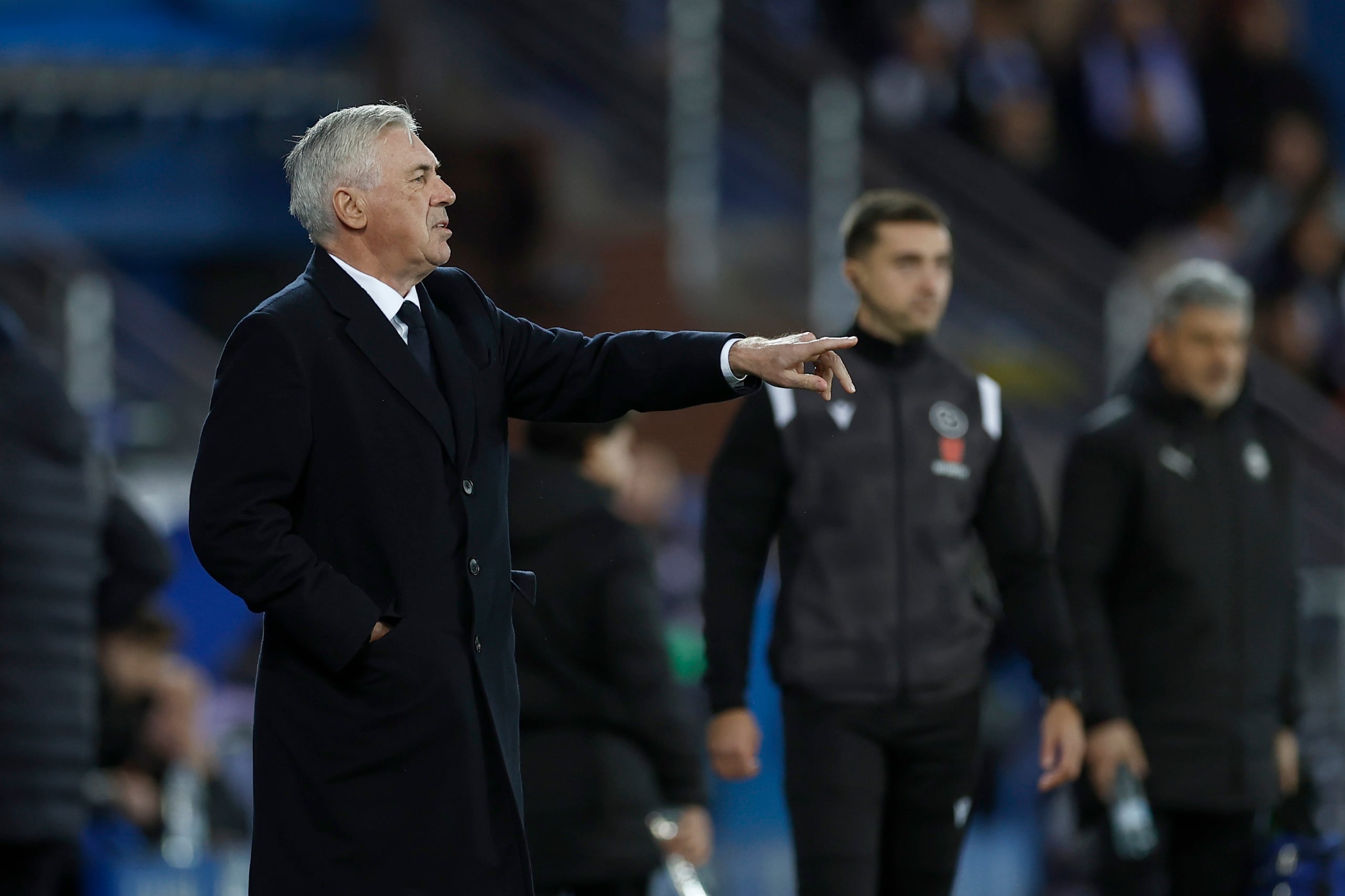 El entrenador del Real Madrid, Carlo Ancelotti, imparte instrucciones durante un partido de La Liga española.
