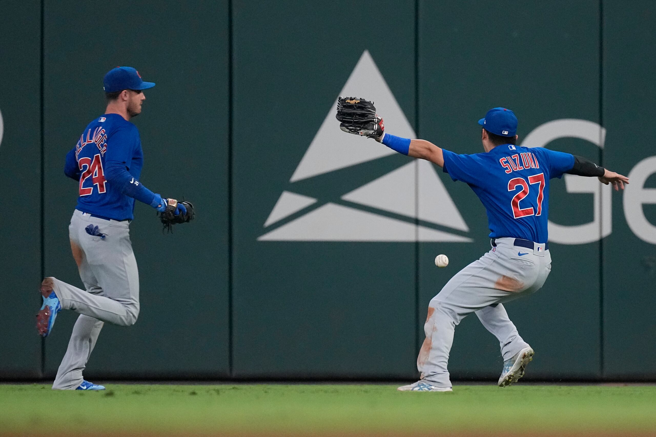 Los jardineros de los Cubs de Chicago Seiya Suzuki (27) y Cody Bellinger (24) no consiguen hacerse con el elevado de Sean Murphy de los Bravos de Atlanta, permitiendo dos carreras en el octavo episodio.