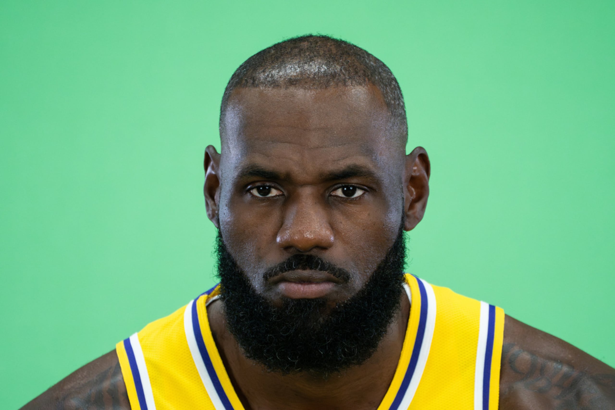 La motivación de LeBron James para crear falsas expectativas entre sus aficionados y anunciar alcohol no es clara.
