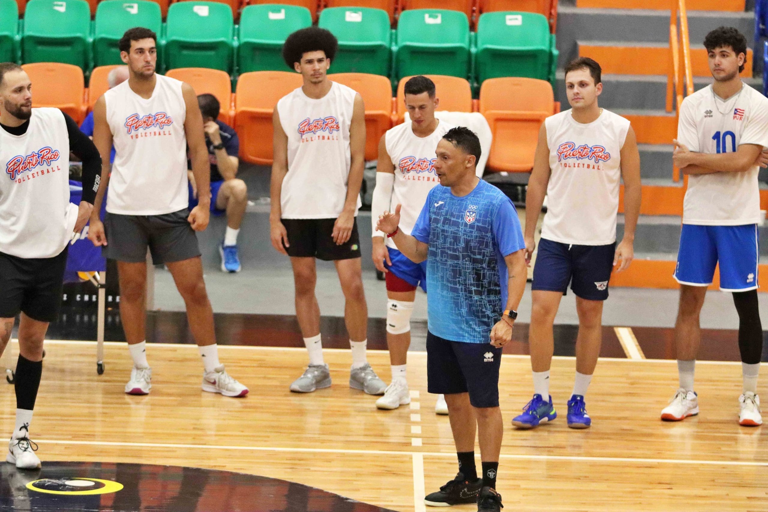 Jamille Torres, al centro, imparte instrucciones en una práctica de la Selección Nacional de voleibol masculino en la cancha Gelito Ortega, de Naranjito.