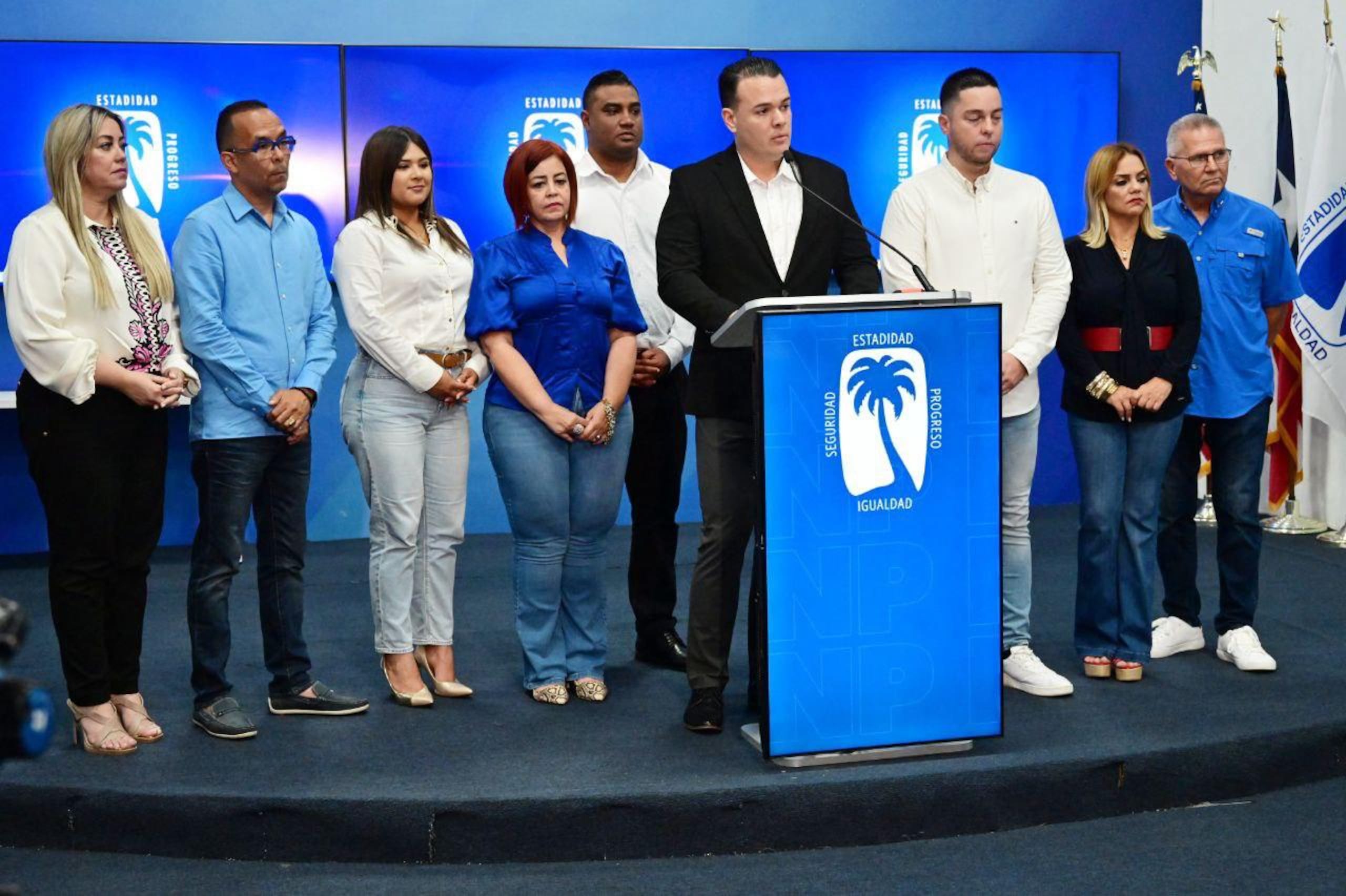 El secretario general del Partido Nuevo Progresista (PNP), el licenciado Hiram Torres Montalvo, junto a otros miembros de la colectividad, hizo las denuncias.