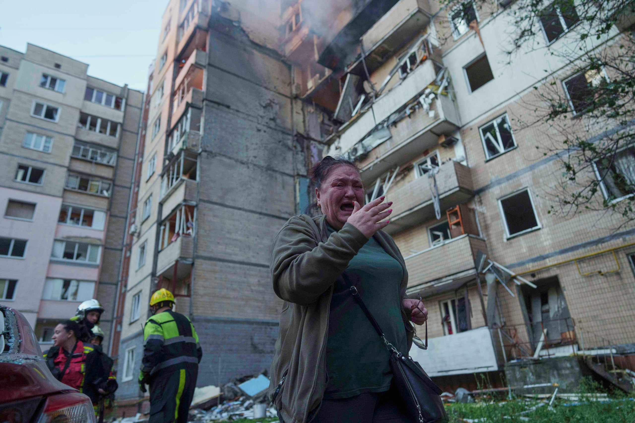 Una mujer reacciona frente a un edificio alcanzado por un ataque ruso en Kiev, Ucrania, el 7 de septiembre del 2025. (AP foto/Evgeniy Maloletka)