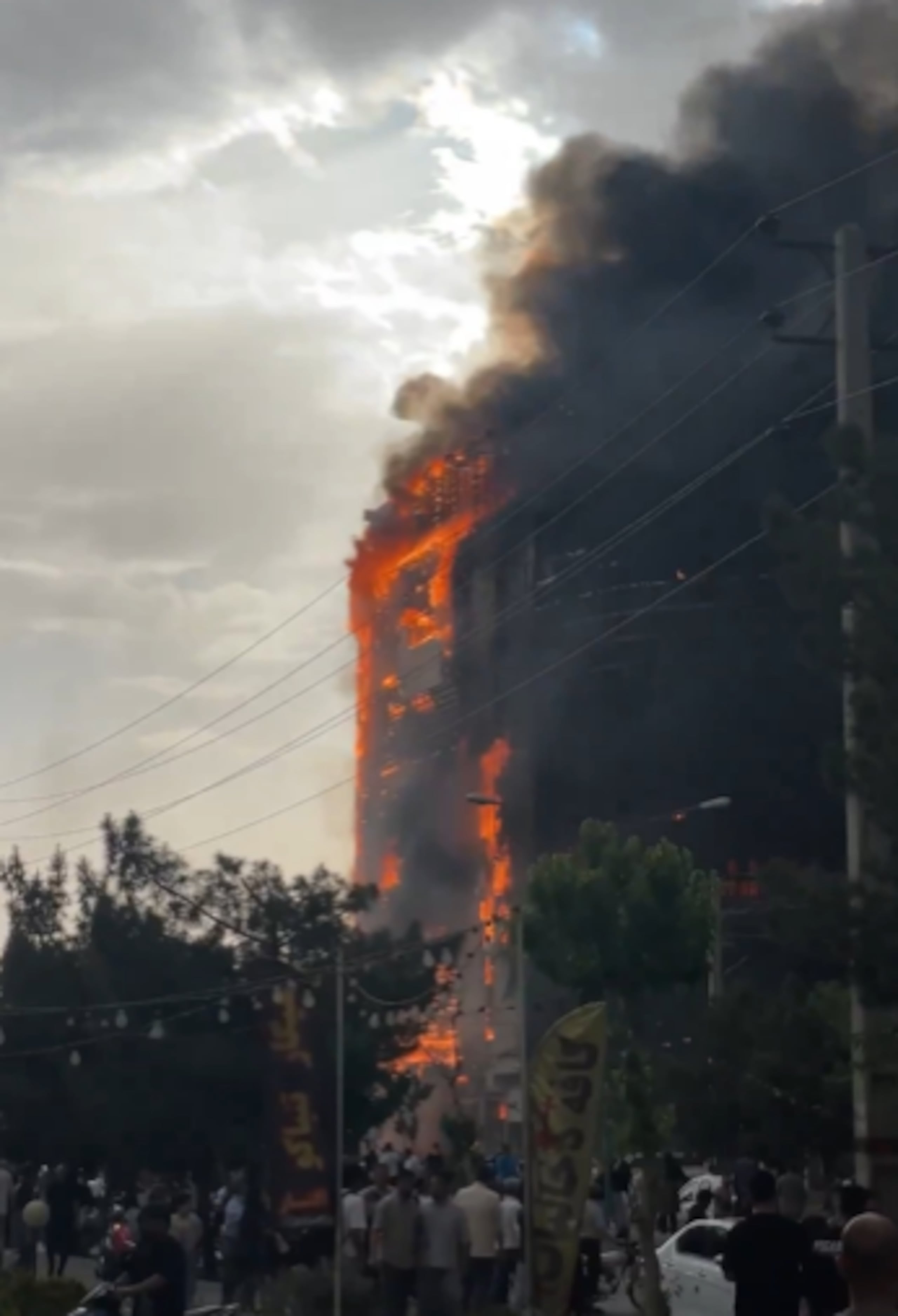 El incendio comenzó el martes por la tarde en el centro comercial Arghavan, que cuenta con 250 locales comerciales y 50 oficinas, y las labores de rescate se prolongaron a lo largo de la noche.