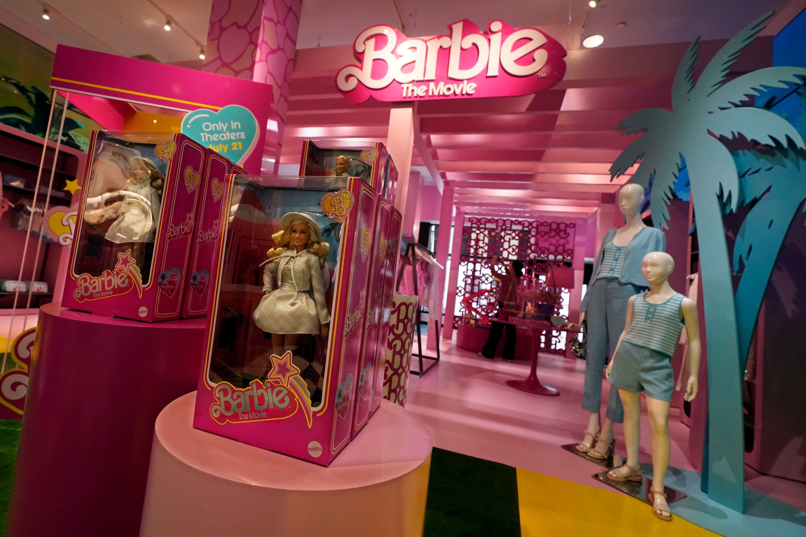 Mercancía de temática de Barbie se exhibe en una sección especial en Bloomingdale's, en Nueva York, el jueves 20 de julio de 2023. Previo al estreno de la película "Barbie", su empresa matriz Mattel ha creado un bombardeo de mercadotecnia de productos con más de 100 marcas. (Foto AP/Richard Drew)