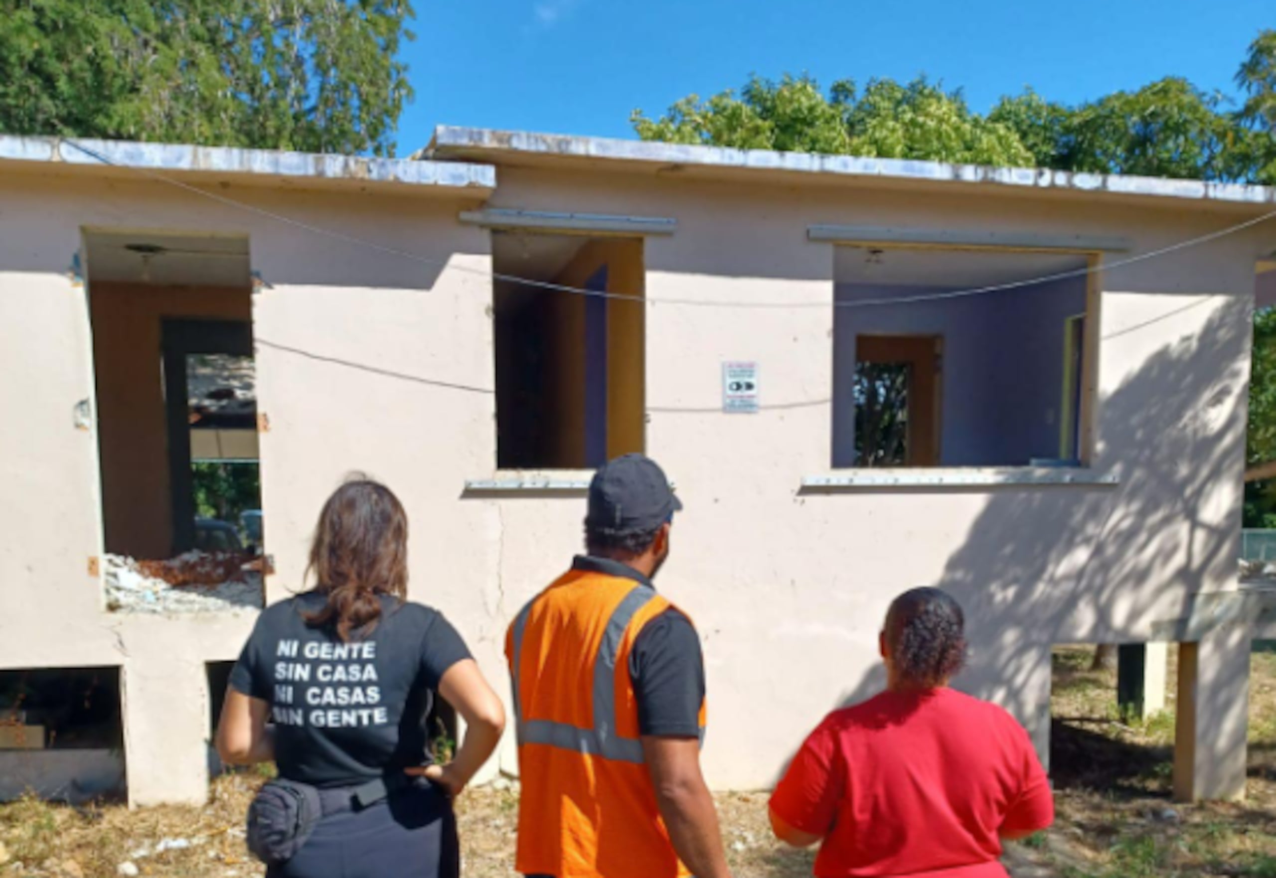 Personal del municipio de Culebra y del Centro para la Reconstrucción del Hábitat identifica estructuras y terrenos que pudieran constituir posibles estorbos públicos.