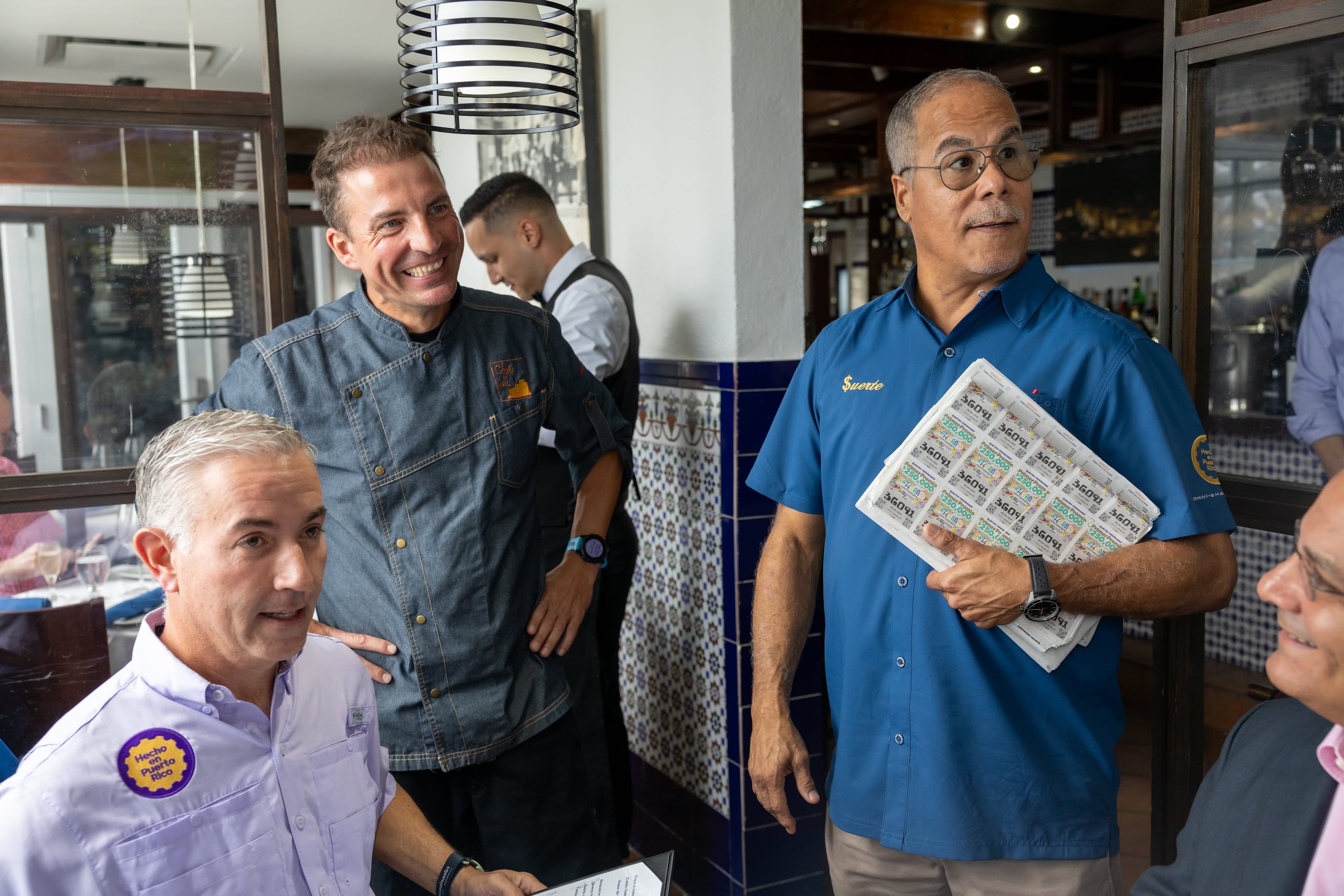 Siempre usando camisas con su logo “$uerte”, y de ahora en adelante con el sello “Hecho en Puerto Rico”, Israel posee un peculiar modelo de negocios mediante el cual ha desarrollado una fiel clientela, visitando diariamente diversos restaurantes, comercios y empresas de servicios tales como casas de corretaje, empresas de alquiler de automóviles y compañías de seguros.