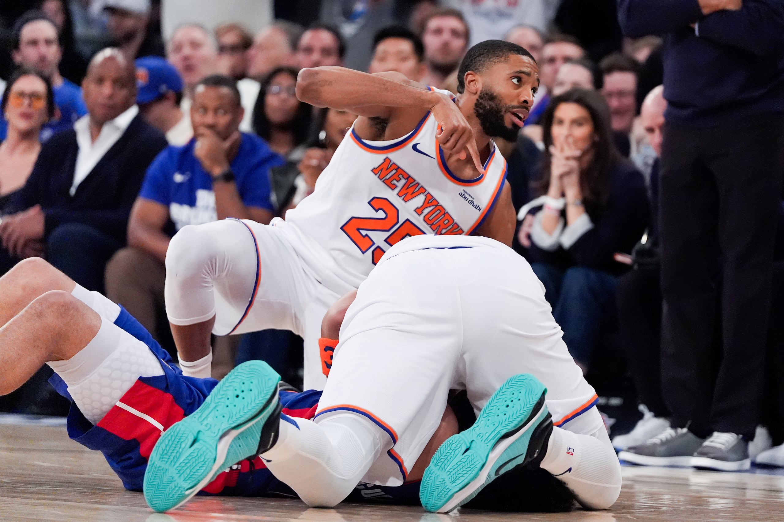 Mikal Bridges (25) reacciona durante una de las múltiples luchas del partido.
