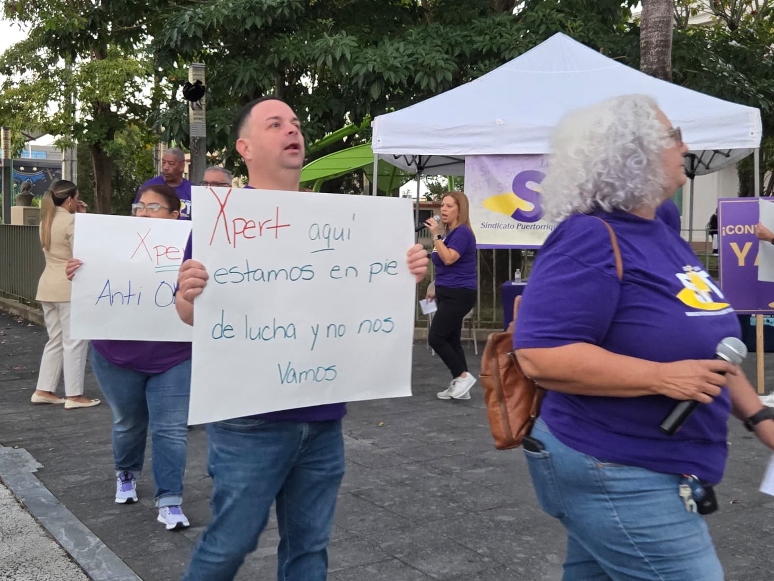 La protesta se llevó a cabo frente a la escuela José Gautier Benítez en Caguas.