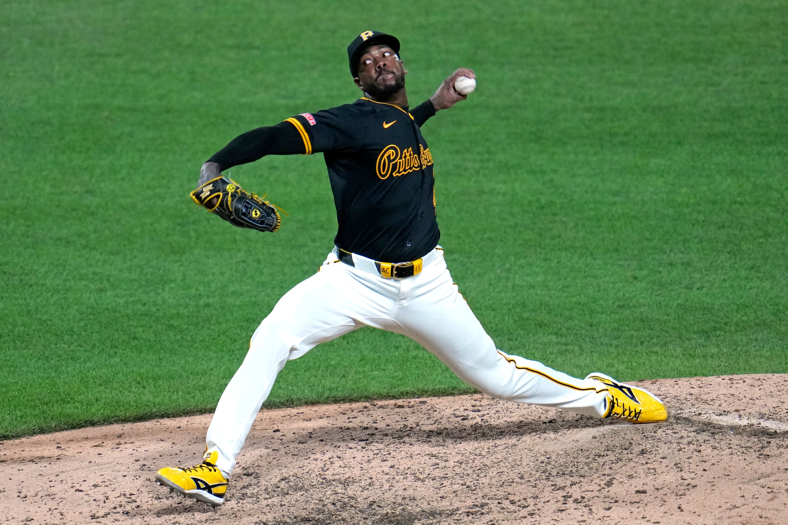 Aroldis Chapman lanza una pelota durante la octava entrada del partido del miércoles ante los Padres.