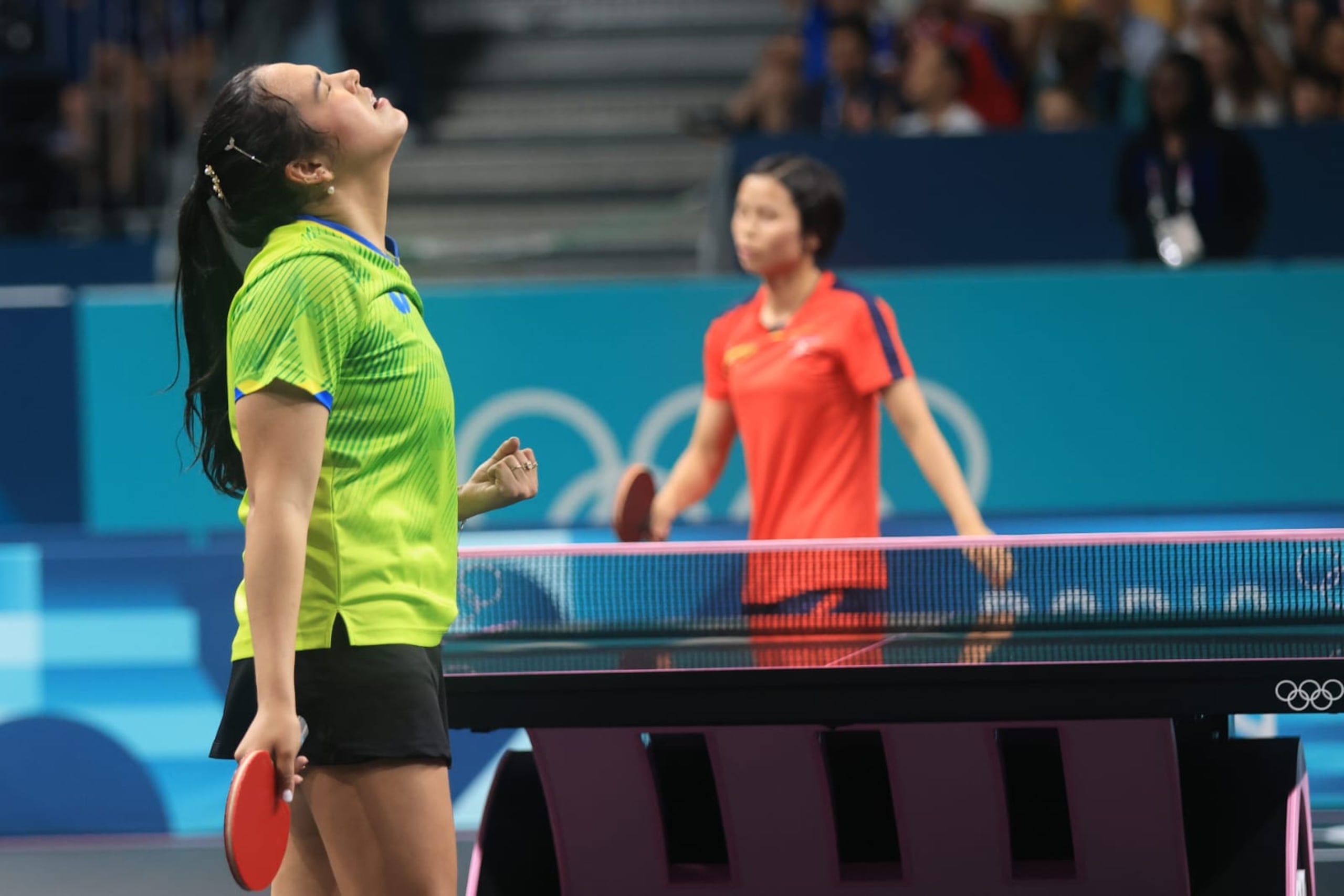 Adriana Díaz reacciona con dolor a su revés.