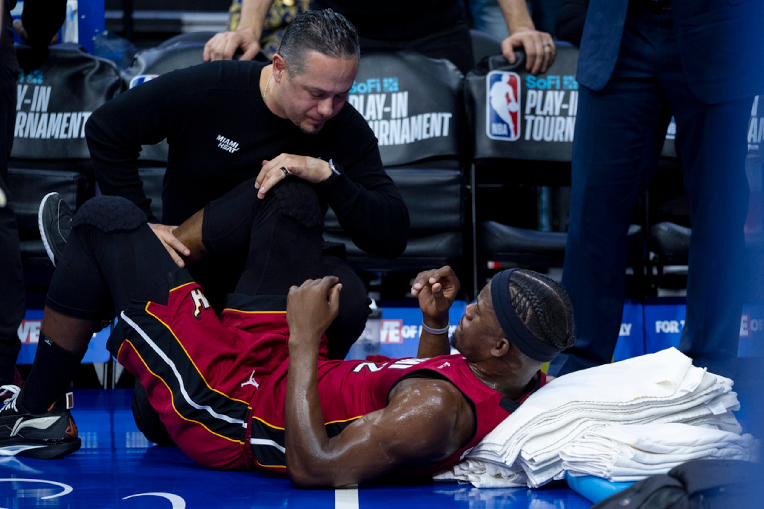 Jimmy Butler recibió tratamiento durante el juego contra los Sixers de Filadelfia.