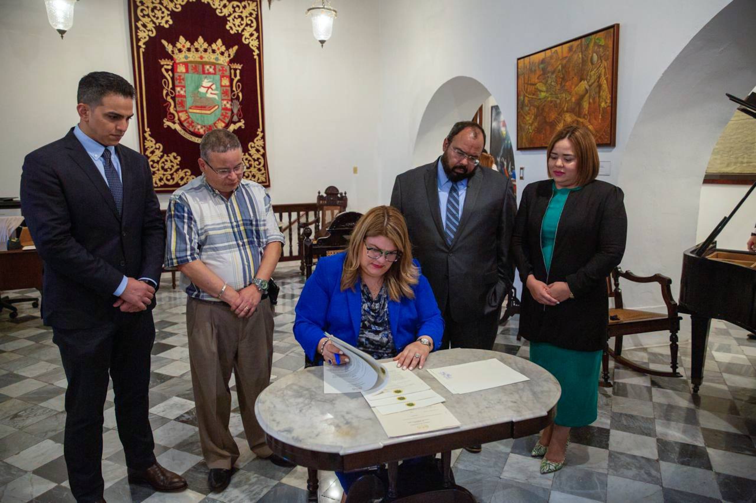 Gobernadora firma nuevas leyes en beneficio de la mujer, pacientes y educación, entre otros