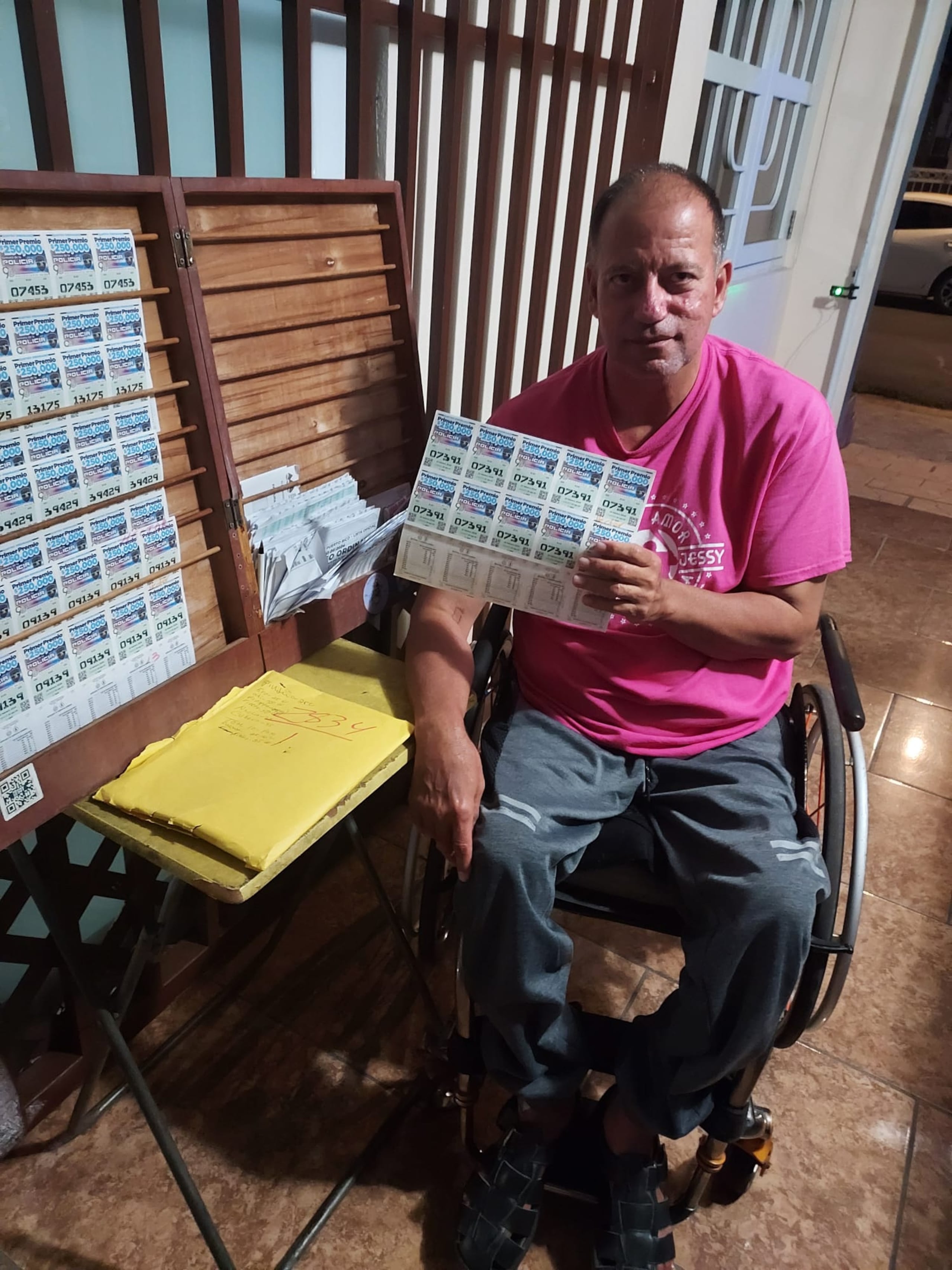 Su primer puesto de venta como billetero fue en una agencia de caballos, pero desde hace más de 20 años permanece en el área del Supermax de Dorado.