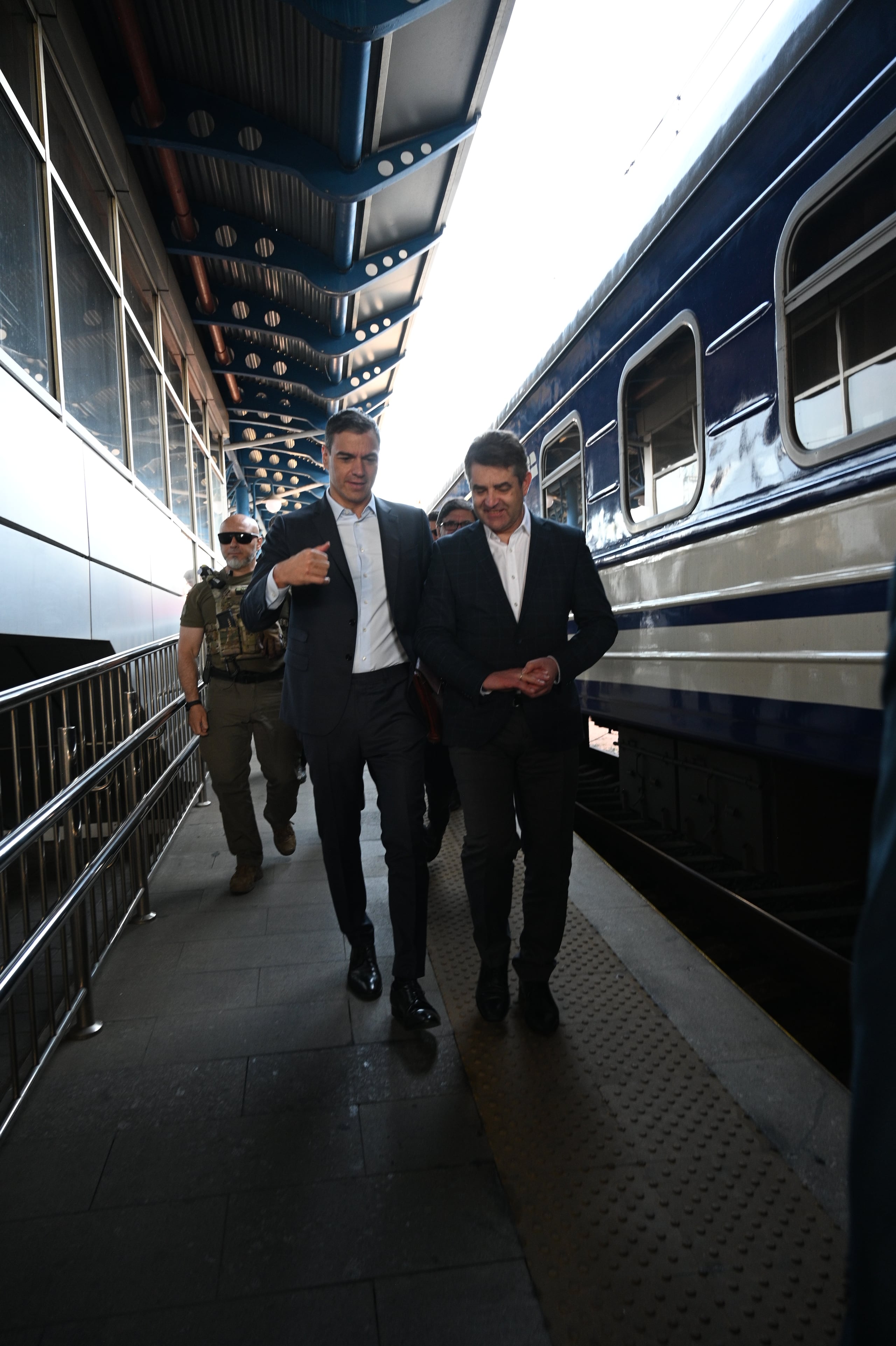 El jefe del Gobierno español, Pedro Sánchez (I), en la estación ferroviaria de Kiev.  (EFE/Pool Moncloa/Borja Puig de la Bellacasa*** EDITORIAL USE ONLY/ONLY AVAILABLE TO ILLUSTRATE ACCOMPANYING STORY (CREDIT MANDATORY)***