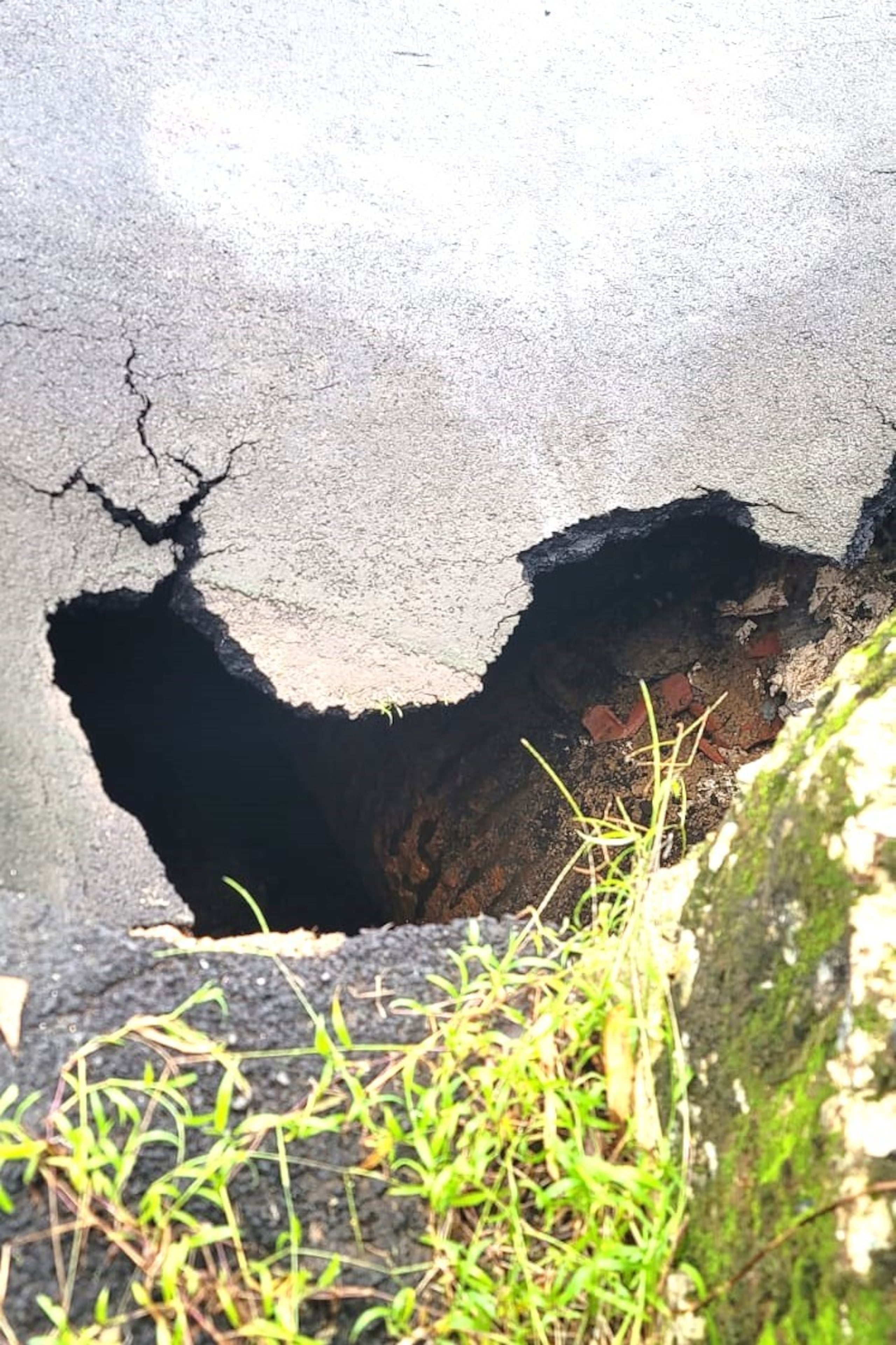 Socavón a orillas del puente del sector El Puerto en el barrio Río Abajo, en Humacao.