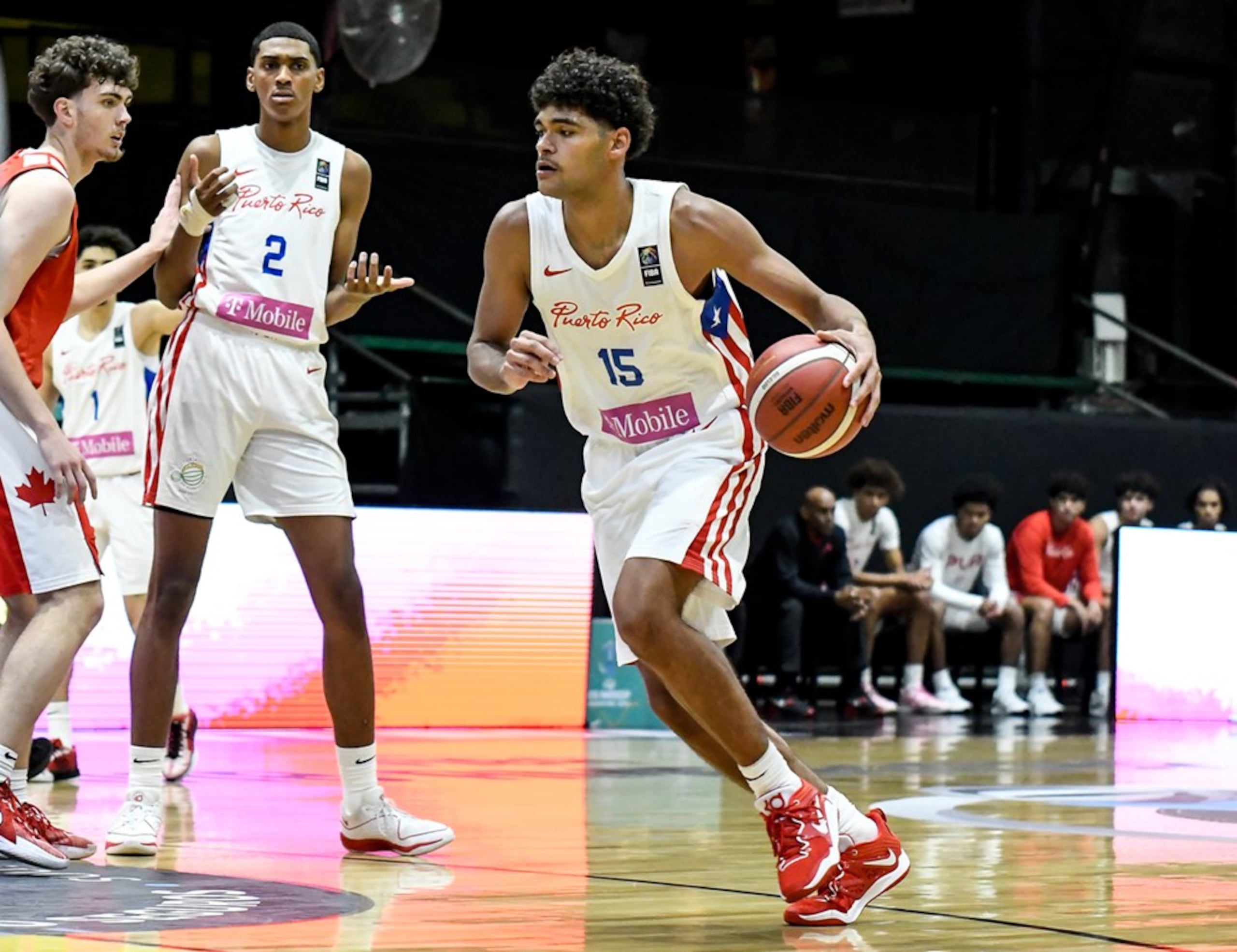 Alejandro Avilés penetra ante Canadá, que dominó a Puerto Rico en la segunda jornada del AmeriCup Sub 18 que se juega en Argentina.