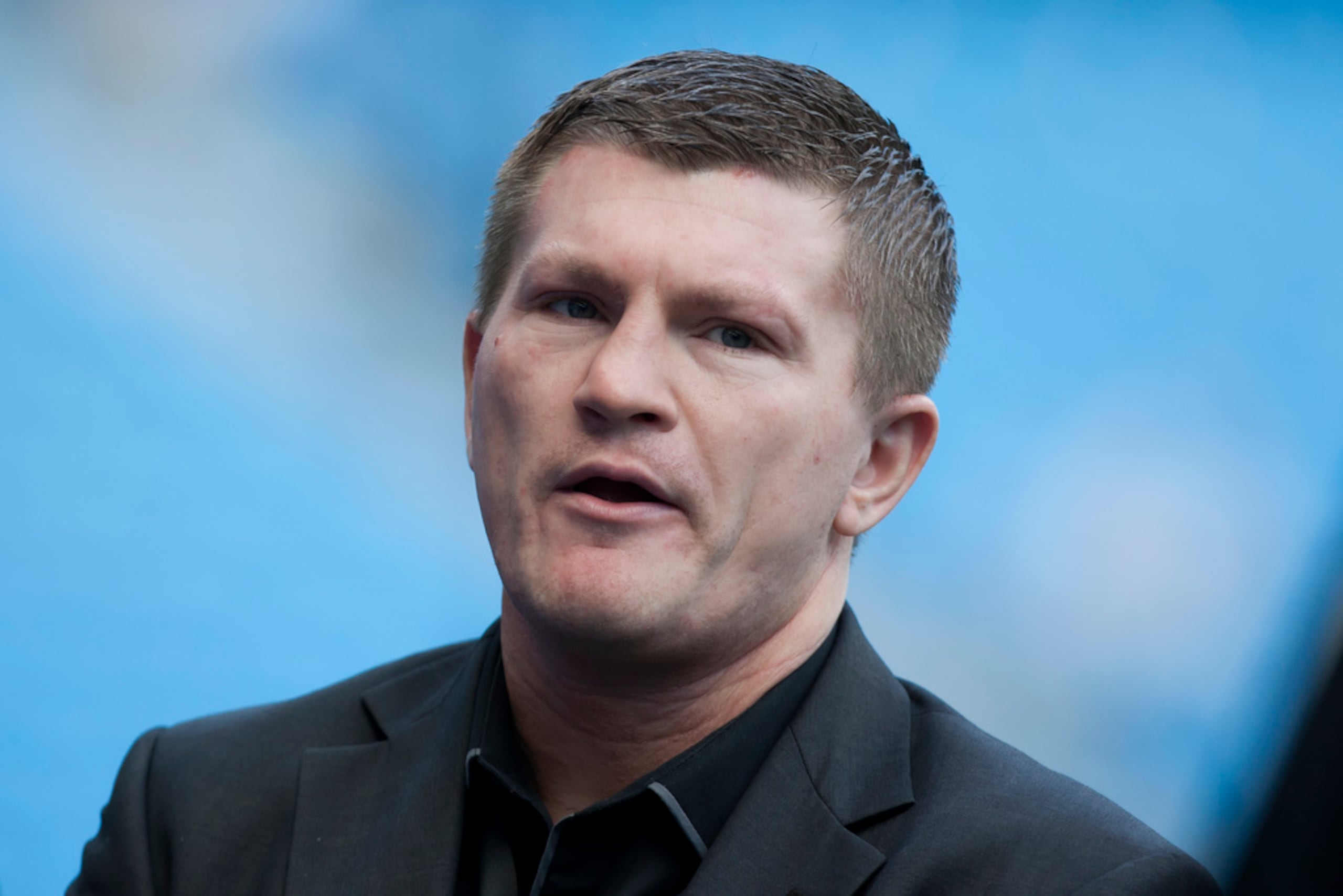 Ricky Hatton se encuentra junto al campo antes del partido de la Premier League inglesa entre el Manchester City y el Manchester United en el Etihad Stadium, Manchester, Inglaterra, el domingo 22 de septiembre de 2013.