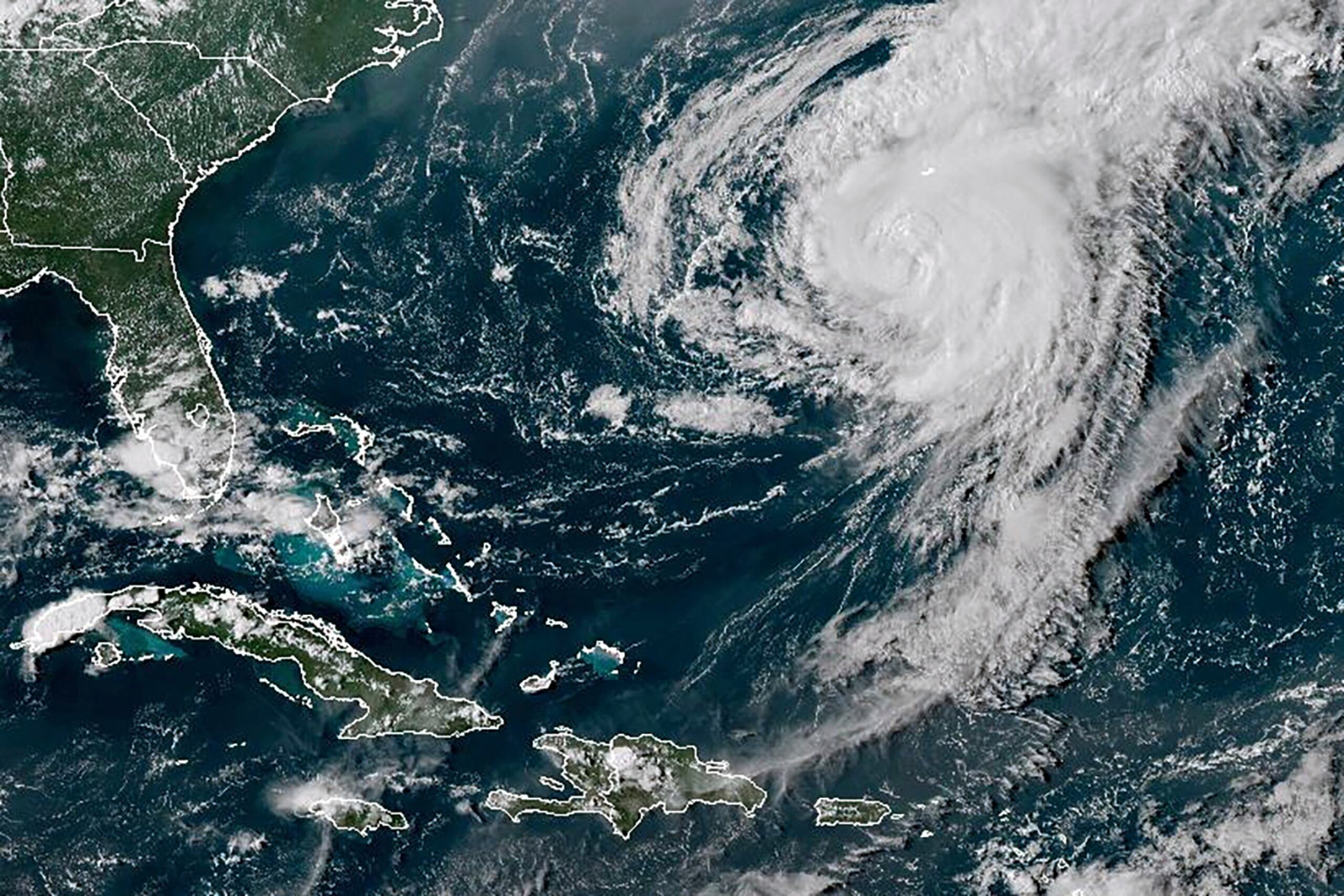 Se espera que los vientos huracanados continúen hasta el sábado por la tarde y los de fuerza de tormenta tropical hasta bien entrado el domingo, dijo el gobierno de Bermudas.