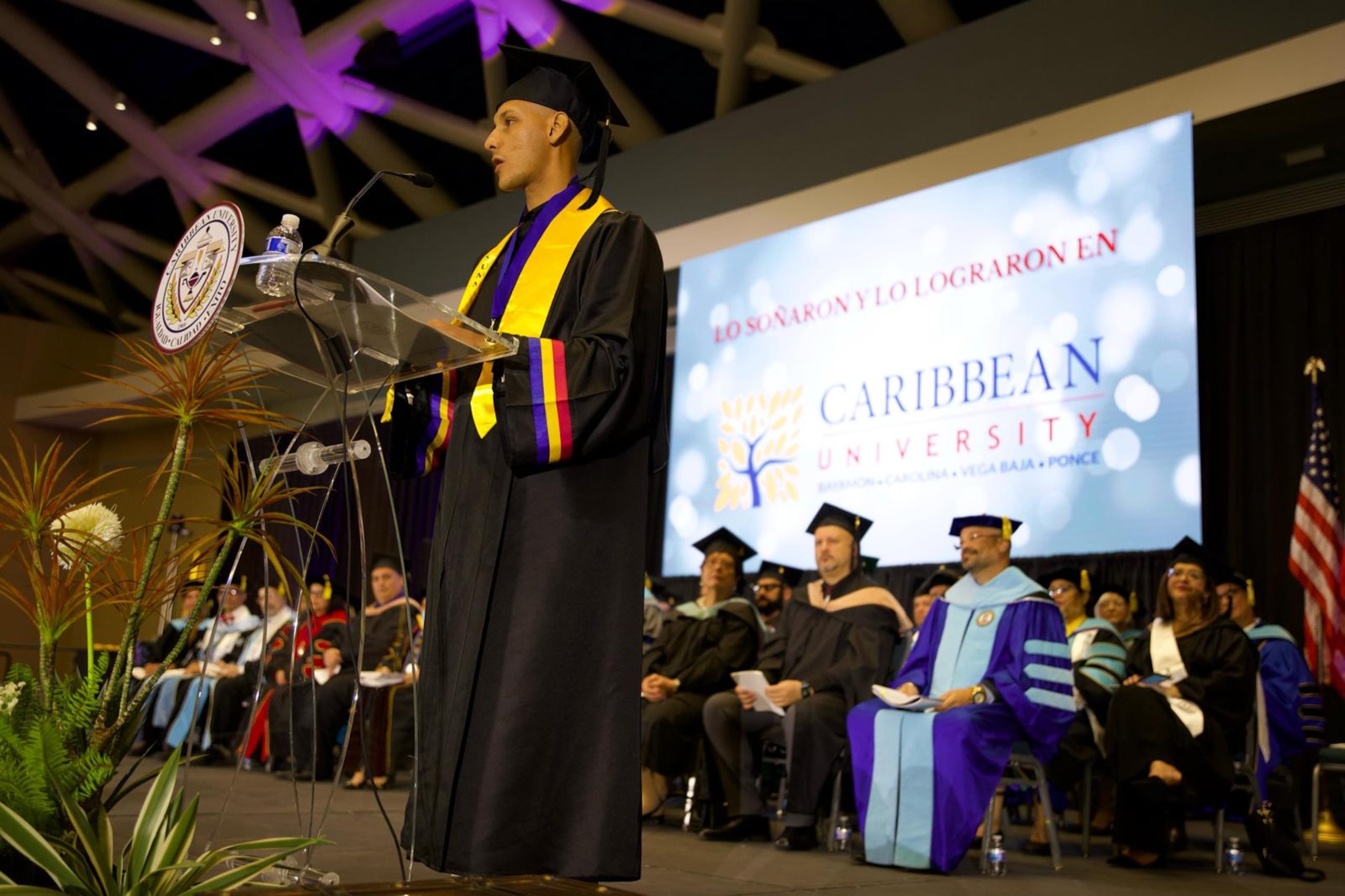 Michael Rivera López fue uno de los oradores en la graduación del Caribbean University