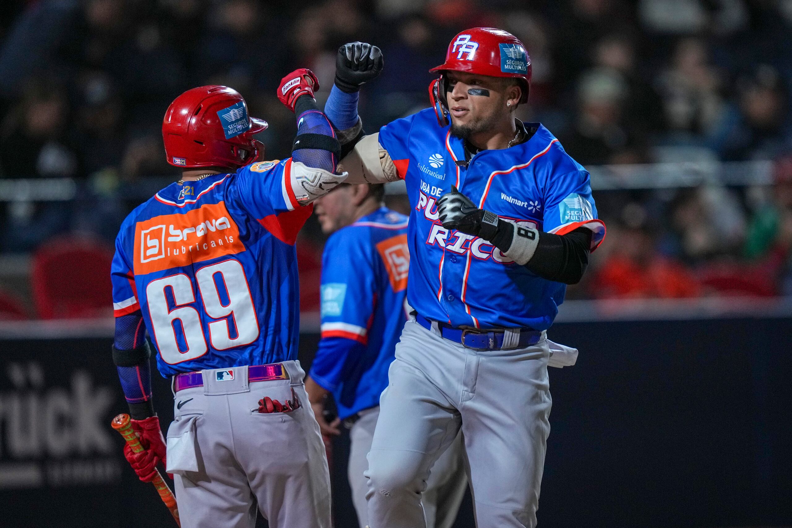 Isán Díaz, a la derecha, fue el mejor bateador de Puerto Rico en la Serie del Caribe con un promedio de .421.