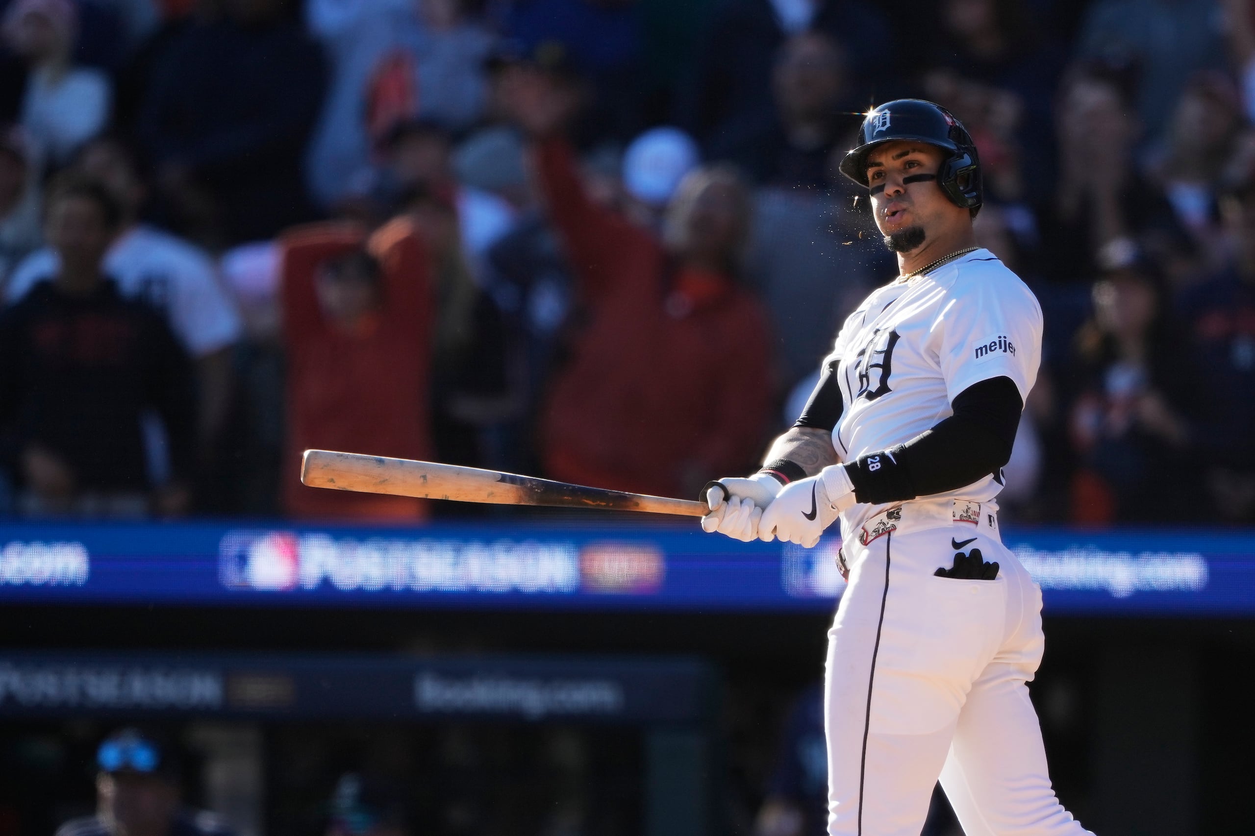 Javier Baez en un turno al bate con el uniforme de los Tigers de Detroit.