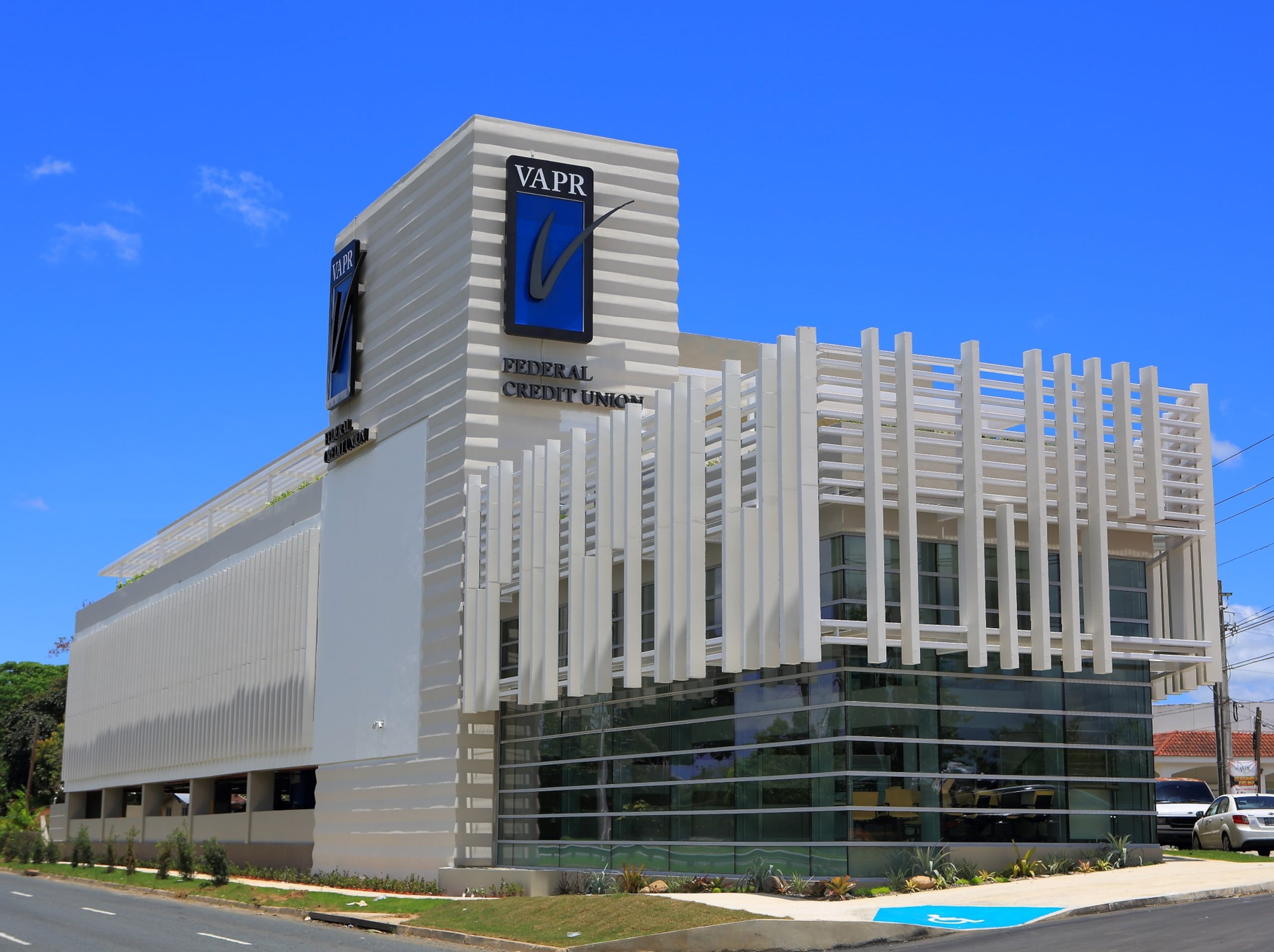 VAPR Federal Credit Union tiene cuatro sucursales principales ubicadas en Guaynabo, Guayama, el Hospital de Veteranos y el Edificio Federal, ambos en San Juan.