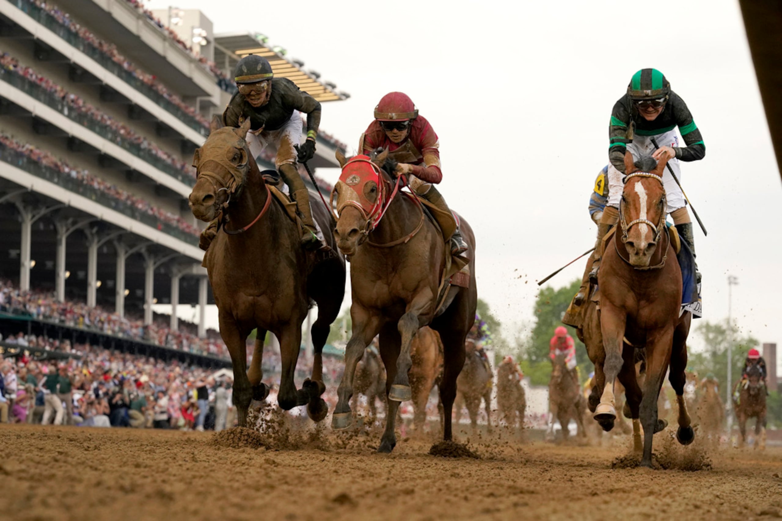 Mystik Dan (derecha) terminó con una ligera ventaja sobre Sierra Leone y Forever Young en la competencia de 1 1/4 de milla en Churchill Downs.
