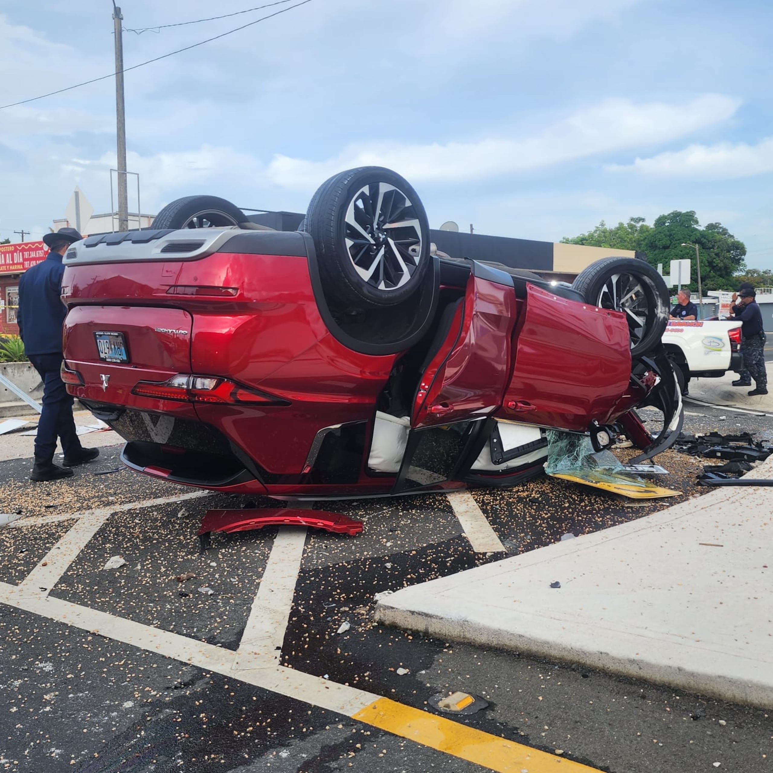 El conductor perdió el control del auto y chocó contra una rotonda en la avenida Betances de Bayamón.