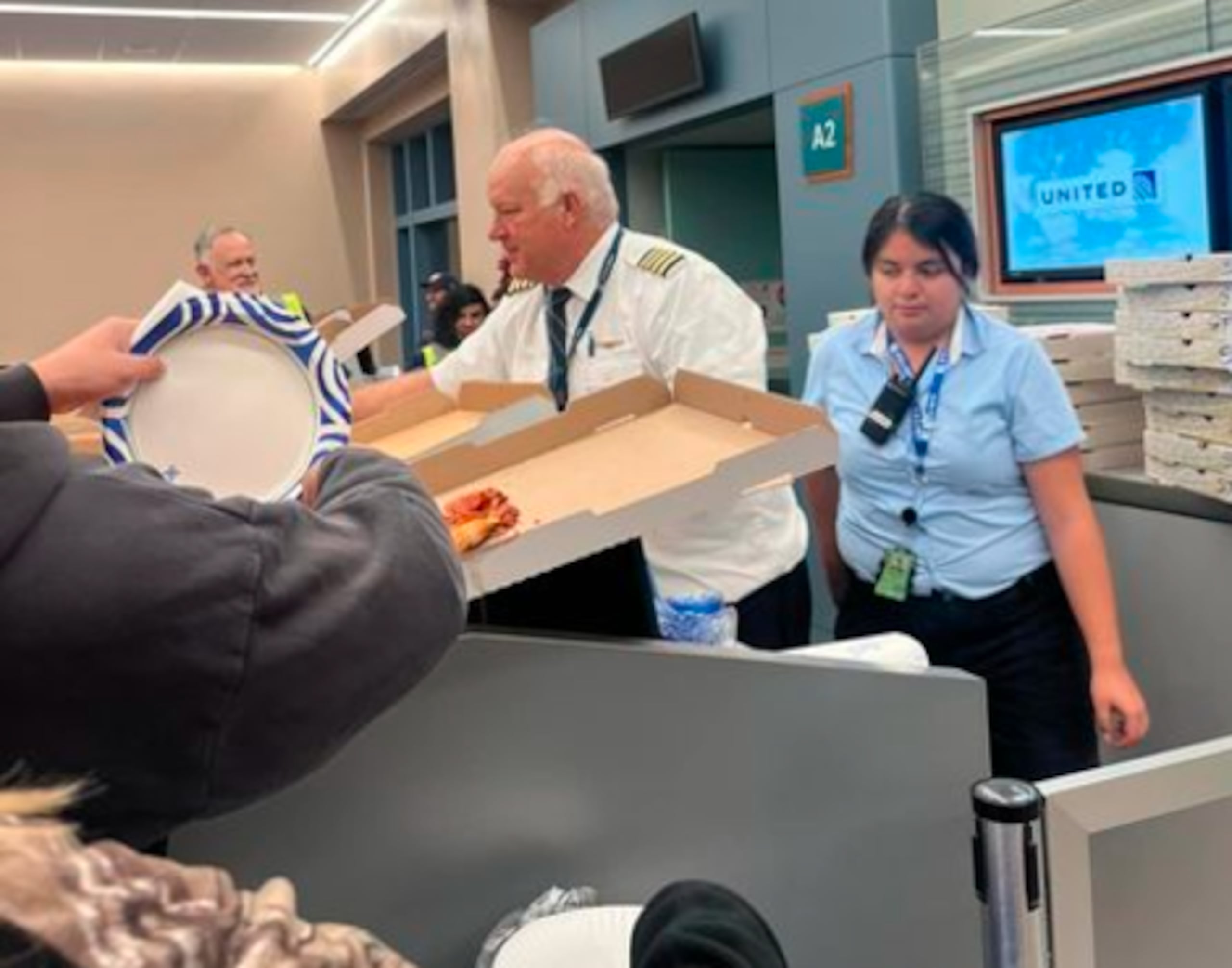El piloto Scott Wardle se encargó de comprar y repartir las pizzas.
