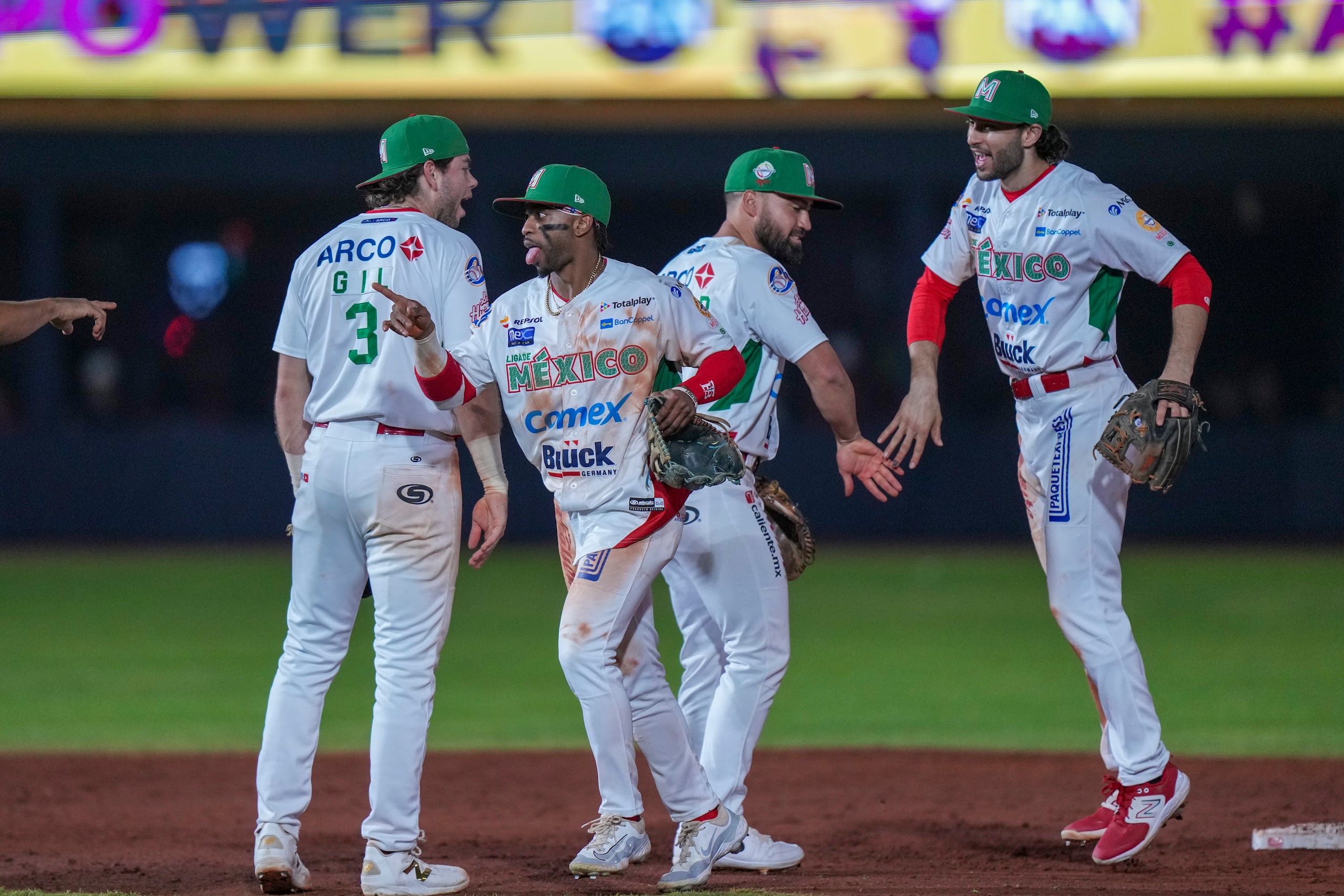 Peloteros de México festejan tras vencer a Puerto Rico en la semifinal de la Serie del Caribe del año pasado.