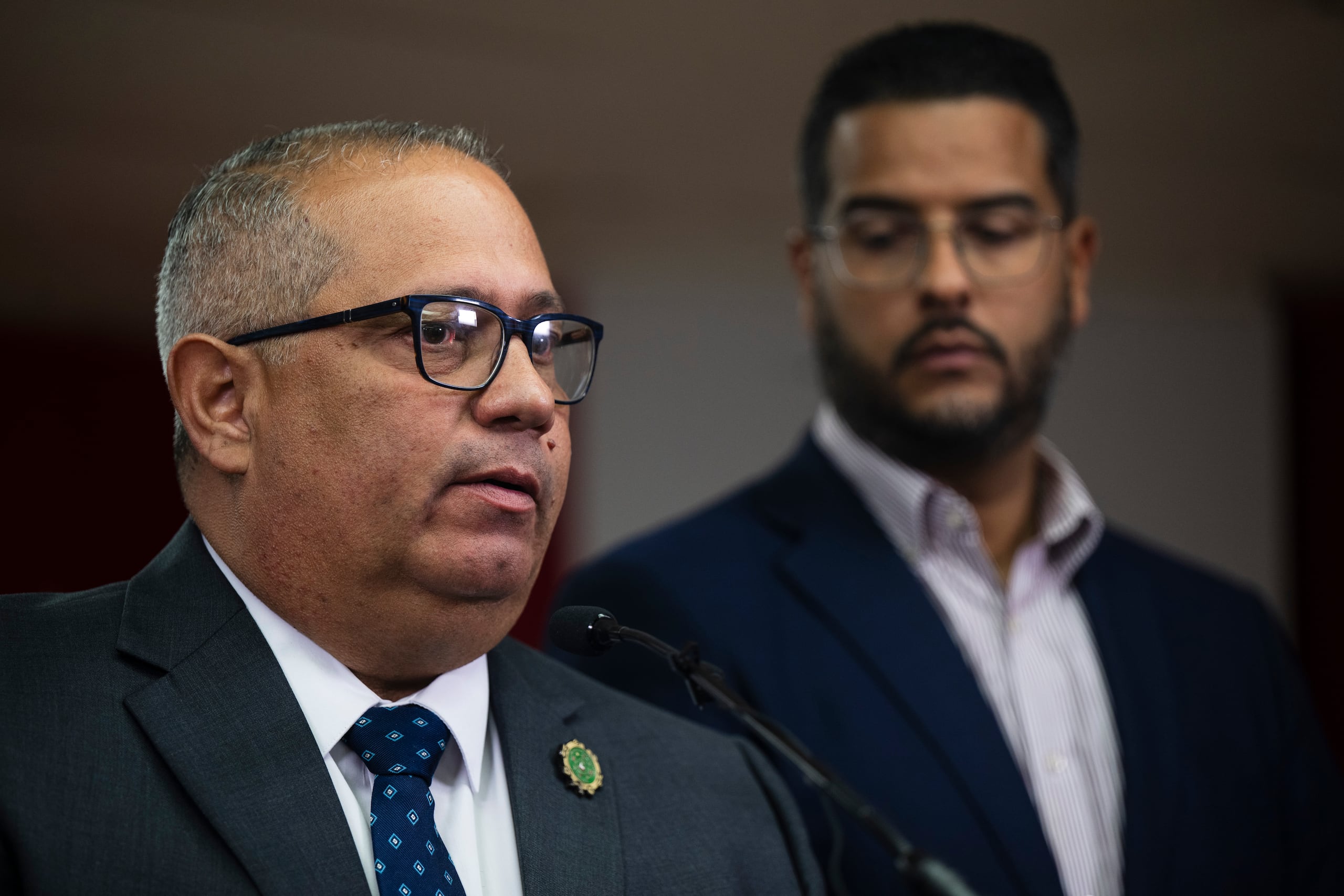 Rivera Madera, quien cuenta con el respaldo del presidente del PPD, Jesús Manuel Ortiz, fue arrestado mientras protestaba contra la construcción de una torre de telecomunicaciones en Guayanilla.