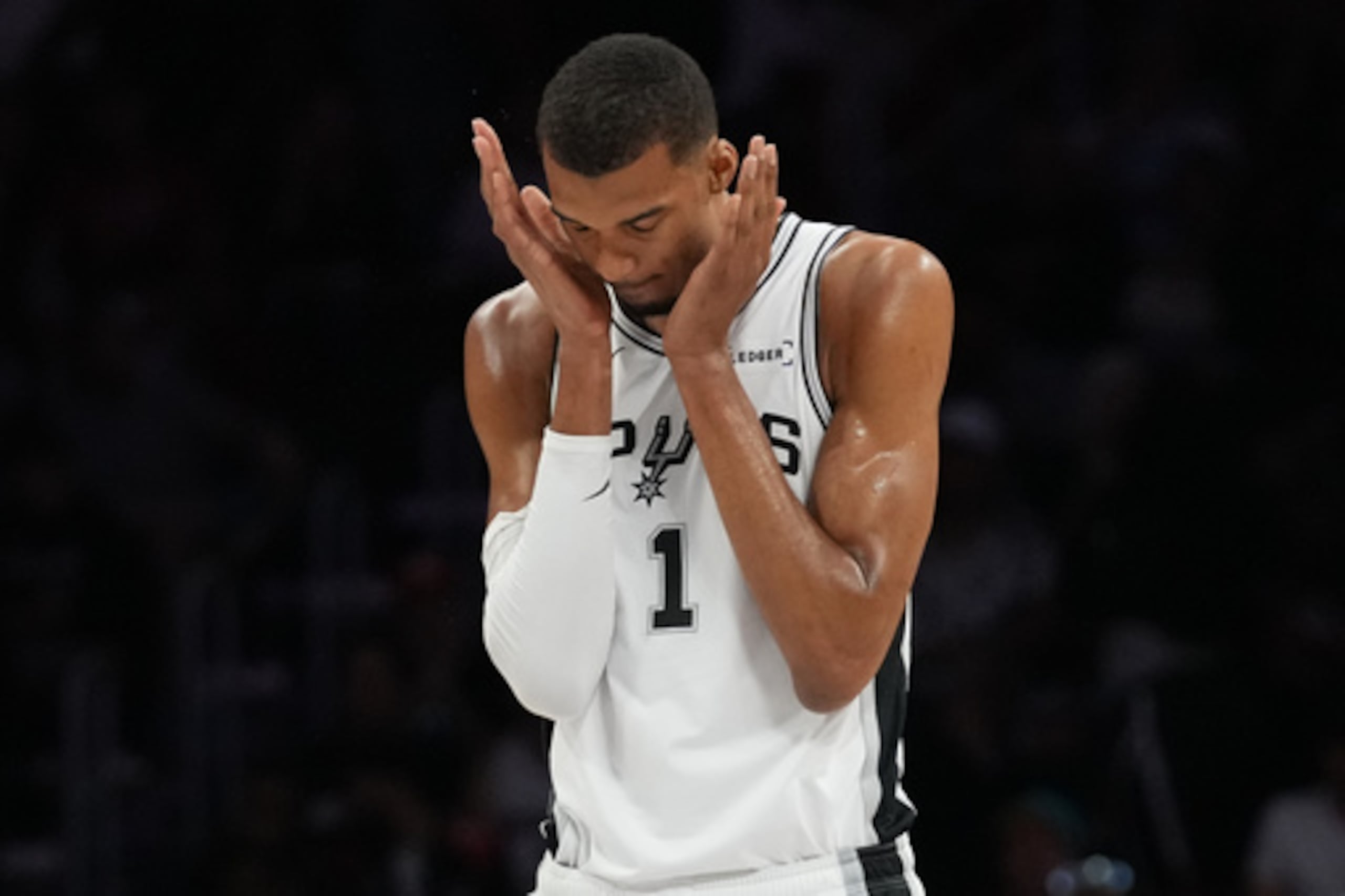 El alero de los San Antonio Spurs Victor Wembanyama (1) camina por la cancha durante la primera mitad de un partido de baloncesto de la NBA contra los Miami Heat, el lunes 23 de marzo de 2026, en Miami. (AP Photo/Lynne Sladky)