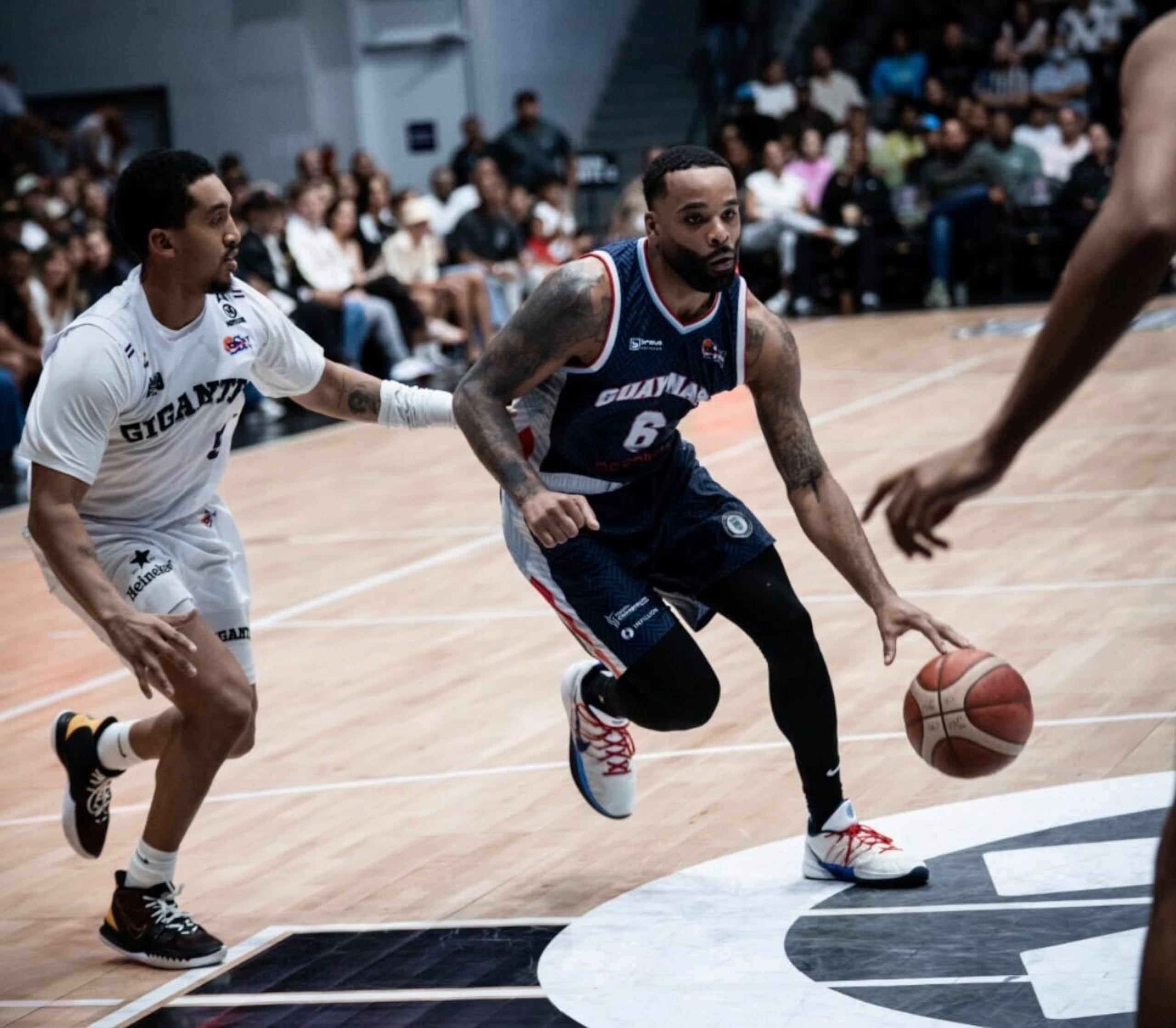 Jaysean Paige, de los Mets de Guaynabo, maneja el balón ante la presión de Tremont Waters, de los Gigantes de Carolina-Canóvanas.