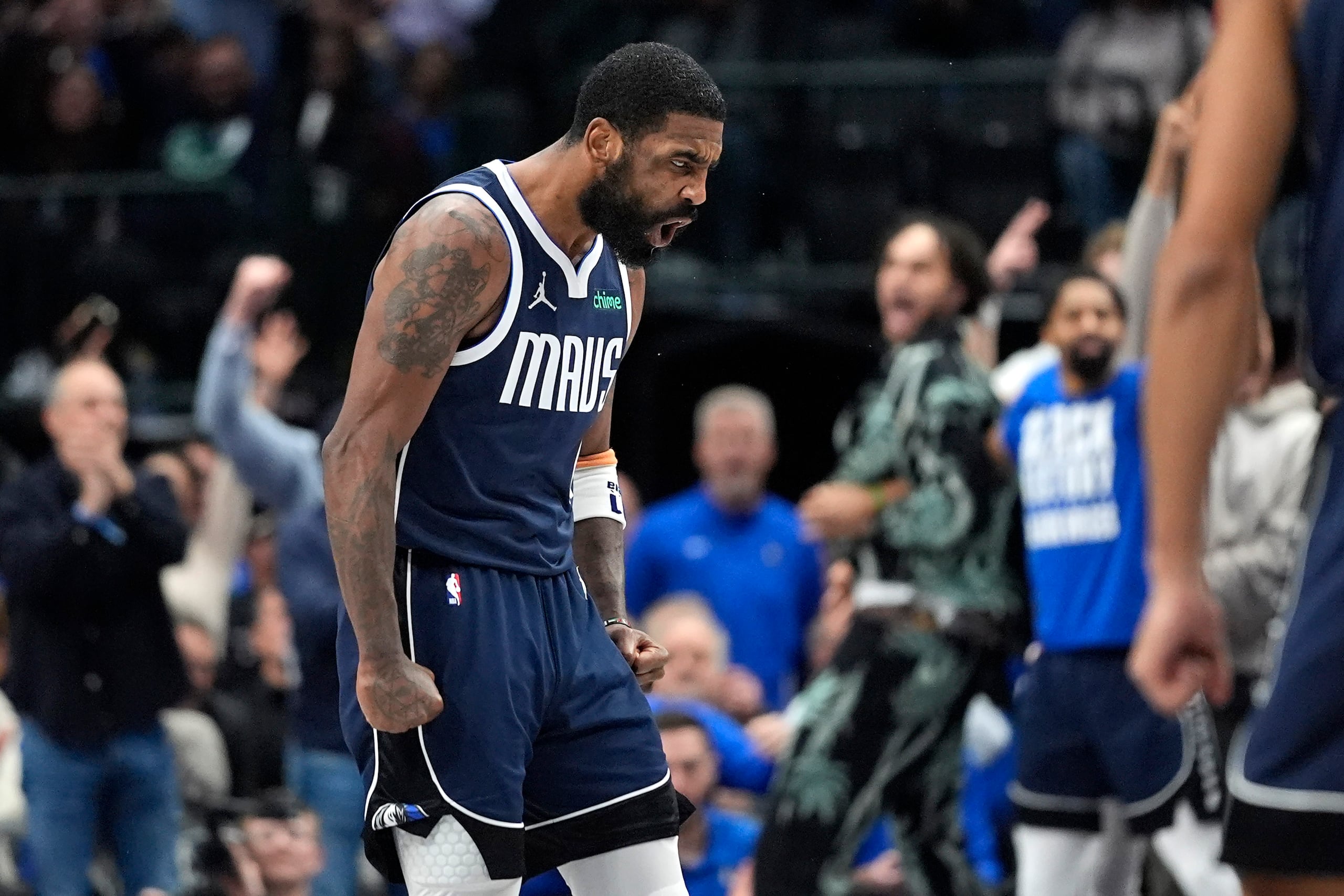 Kyrie Irving, de los Mavericks de Dallas, festeja luego de encestar ante los Warriors de Golden State.