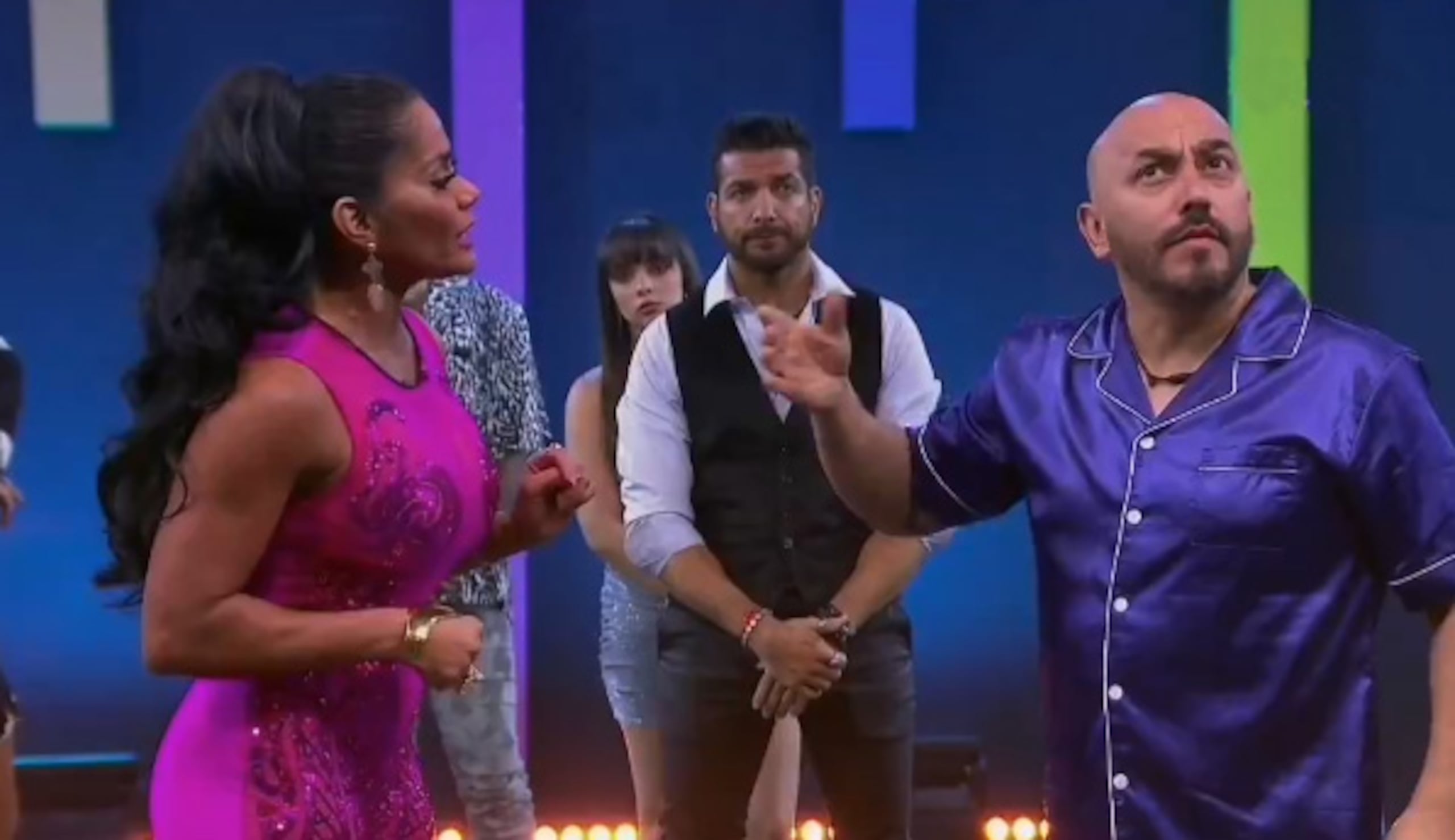 Maripily Rivera y Lupillo Rivera durante uno de los posicionamientos de "La casa de los famosos".