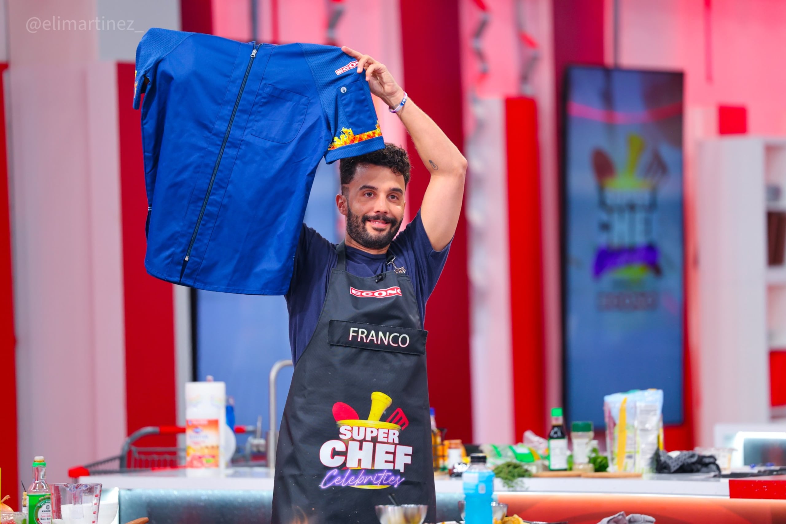 Asegura que su experiencia en la cocina, aunque informal, le ha dado una ventaja.