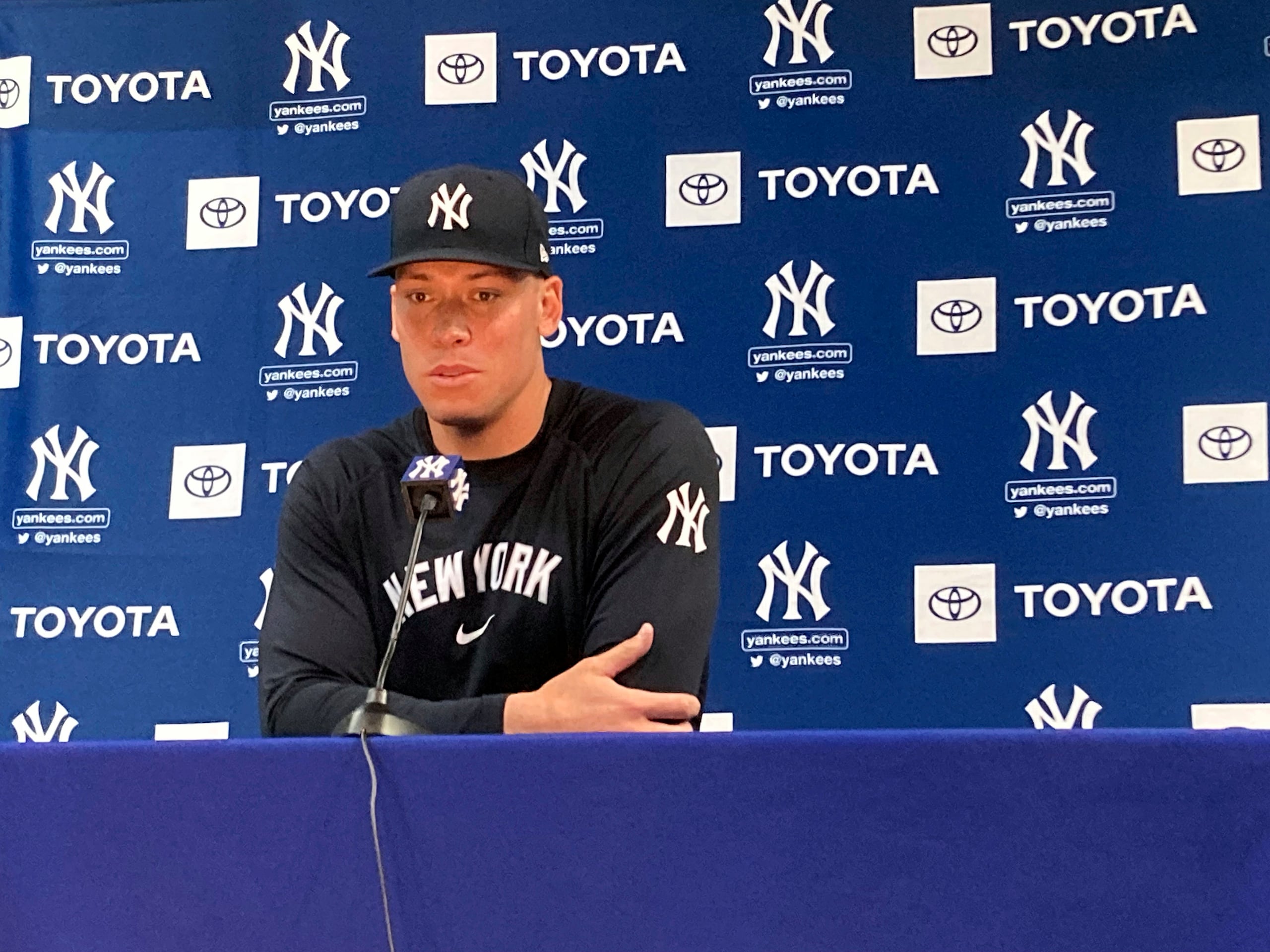 Aaron Judge habla tras su primera práctica completa en el complejo de los entrenamientos de primavera de los Yankees de Nueva York en Tampa, Florida el lunes 17 de febrero del 2025. (AP Foto/Ron Blum)