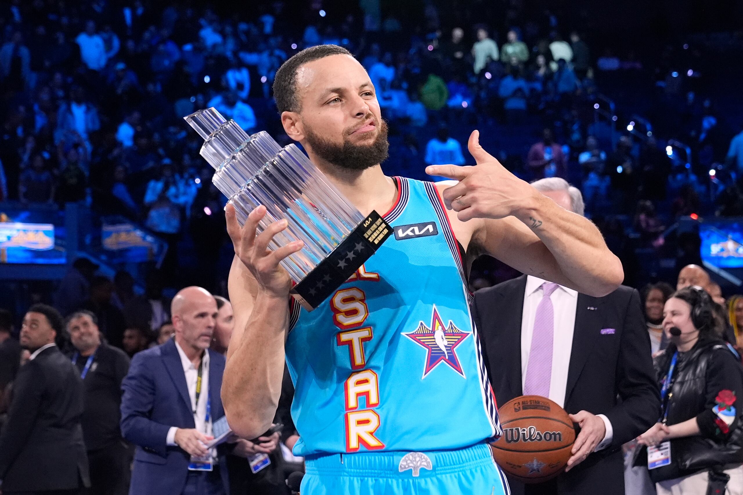 Stephen Curry, de los Warriors de Golden State, sostiene el trofeo de Jugador Más Valioso del Juego de Estrellas, el domingo 16 de febrero de 2025, en San Francisco. (AP Foto/Godofredo A. Vásquez)
