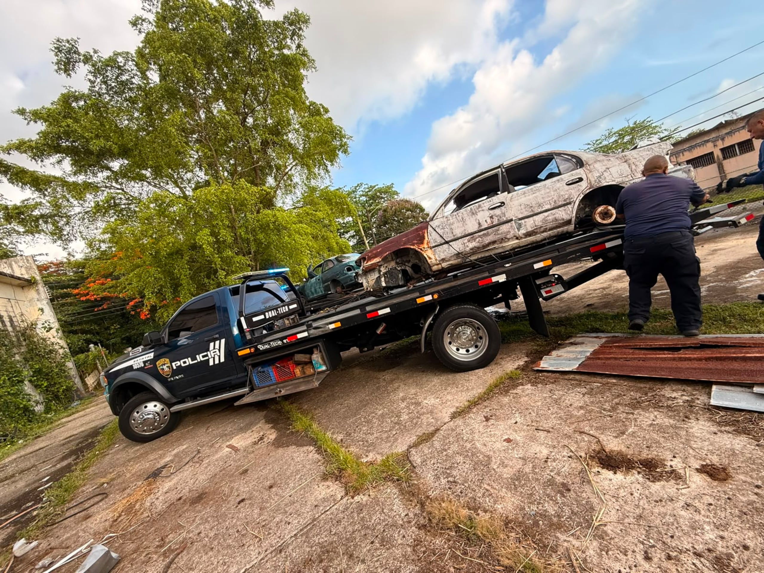 Las autoridades removieron 38 vehículos de motor, que fueron declarados estorbos públicos, de una fábrica abandonada en Yabucoa, propiedad de PRIDCO.