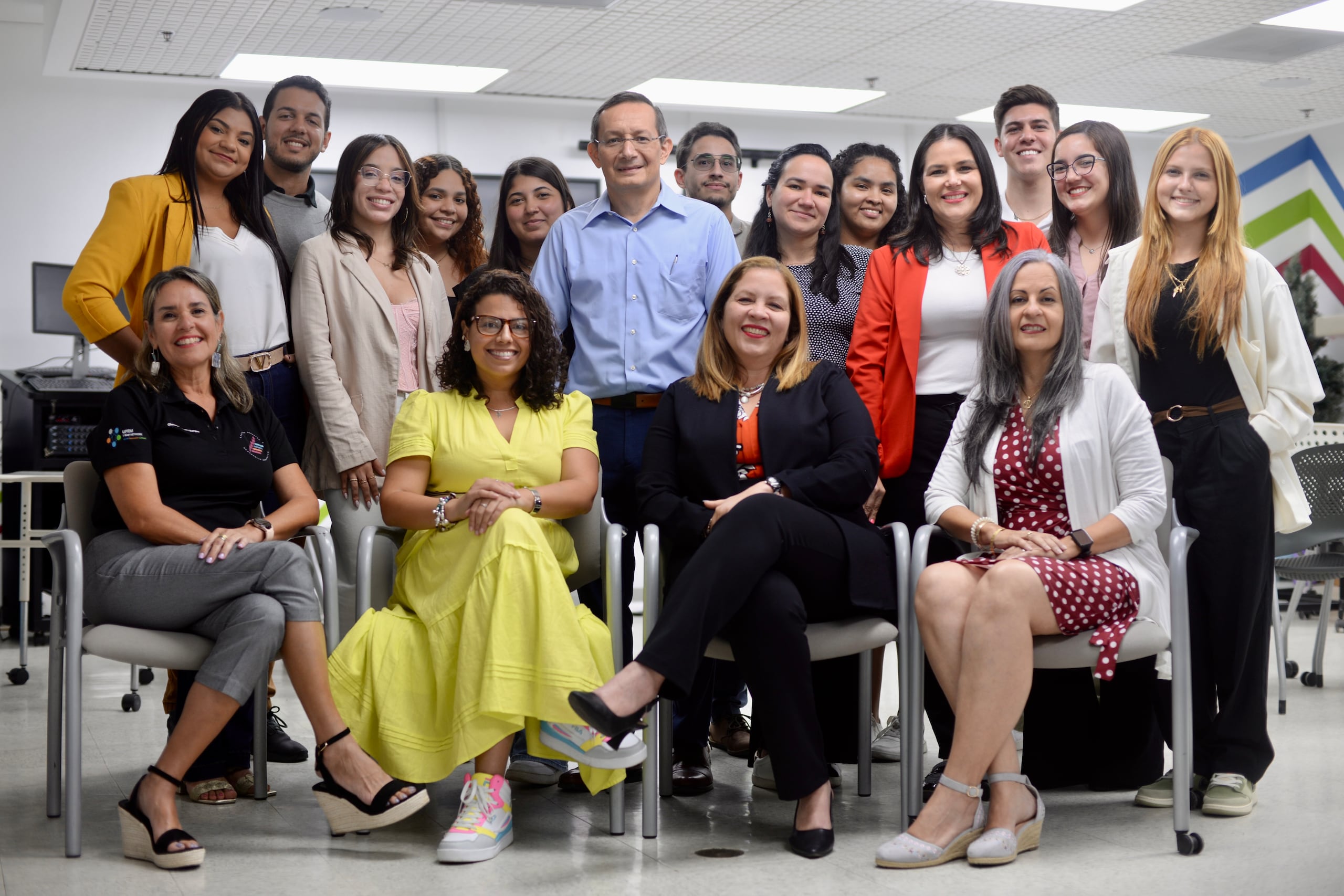 Personal y estudiantes colaboradores del Centro de Negocios y Desarrollo Económico, encabezado por su directora, Moraima De Hoyos (sentada, segunda desde la derecha).