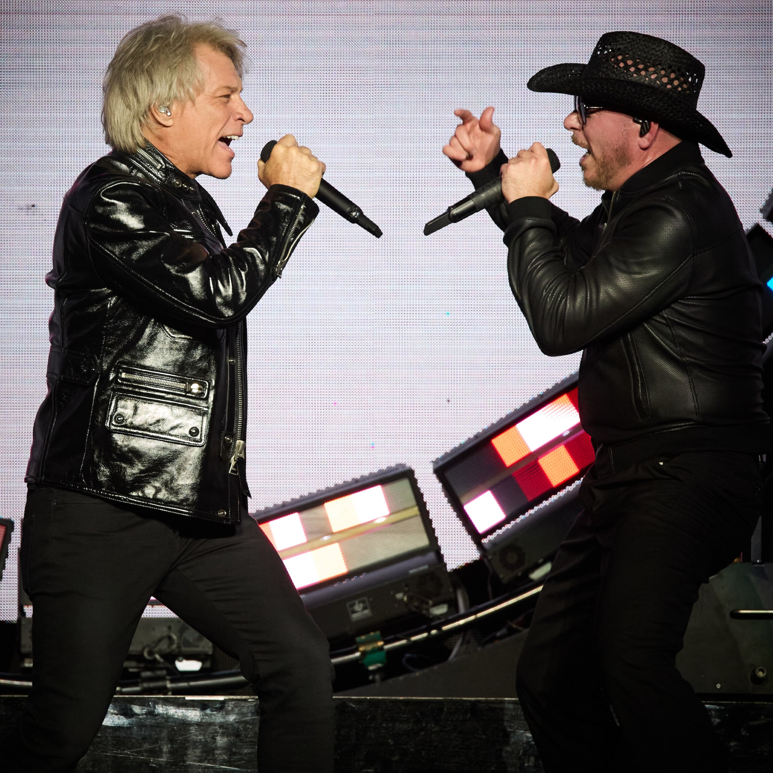 Jon Bon Jovi y el cubano-estadounidense Pitbull durante un concierto de la gira 'Party After Dark Tour' de Pitbull, celebrado en el Teatro Jones Beach en Wantagh, Nueva York.