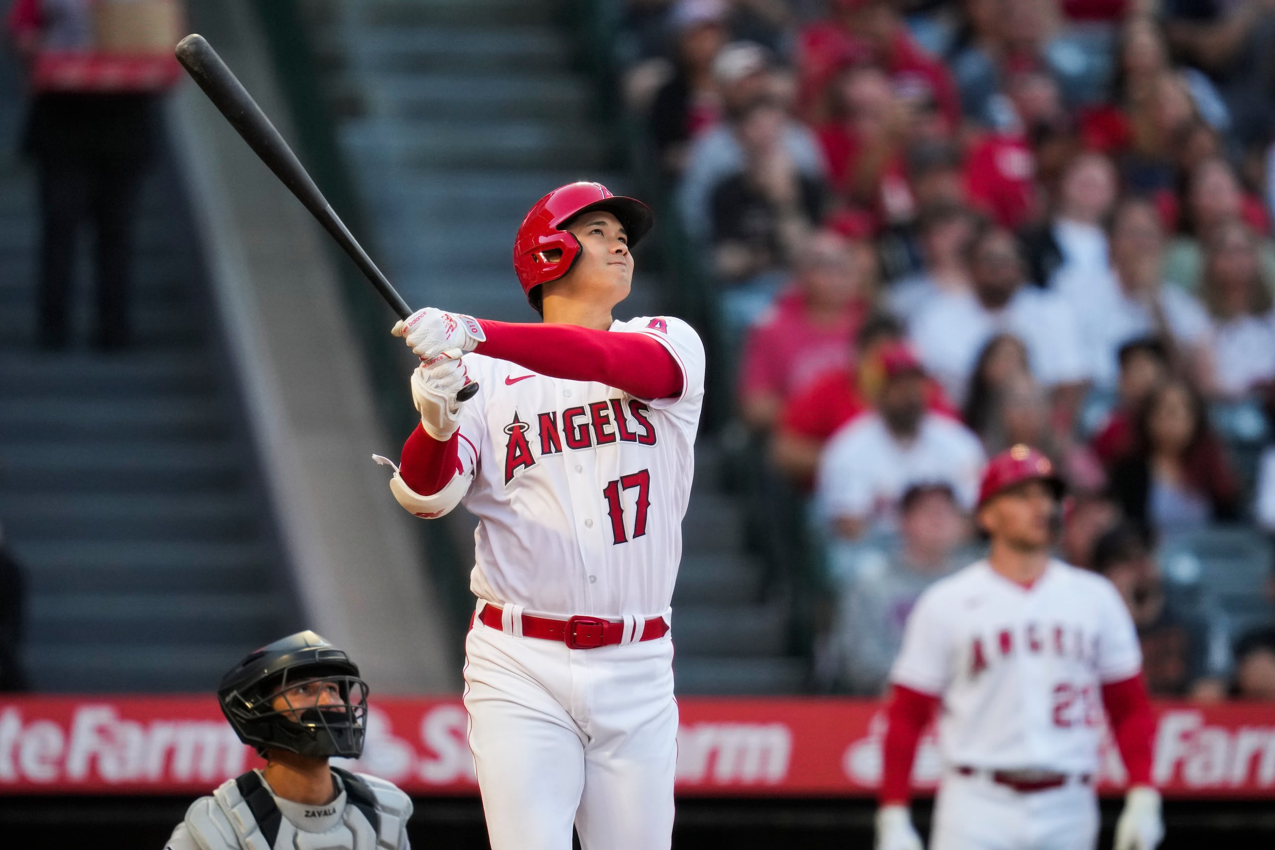 El bateador designado de los Angelinos de Los Ángeles Shohei Ohtani conecta un jonrón en la cuarta entrada del partido ante los Medias Blancas de Chicago, el lunes 26 de junio de 2023, en Anaheim, California. (AP Foto/Ashley Landis)