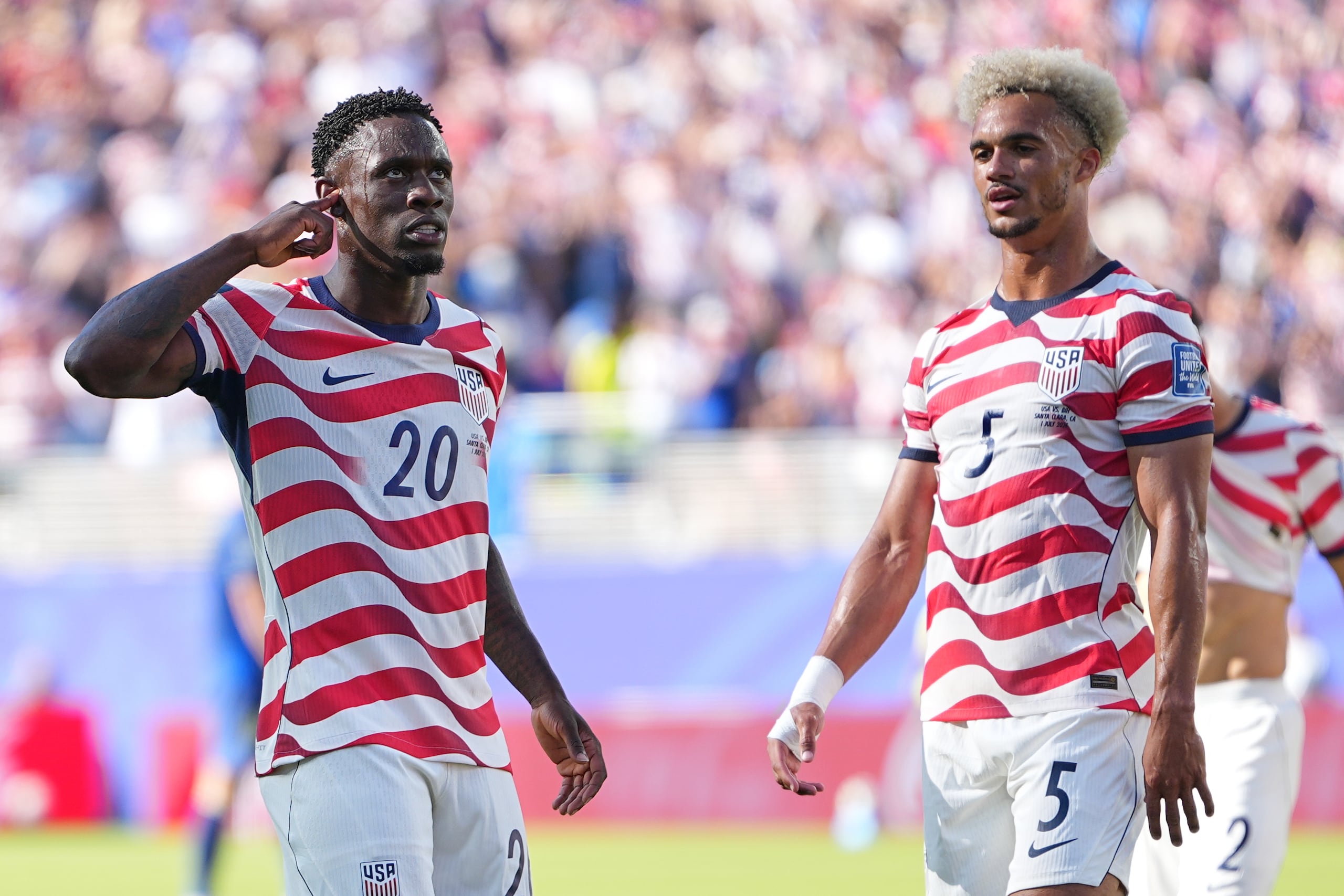 Folarin Balogun (20) celebra tras anotar el primer gol de Estados Unidos en el partido contra Bosnia-Herzegovina.