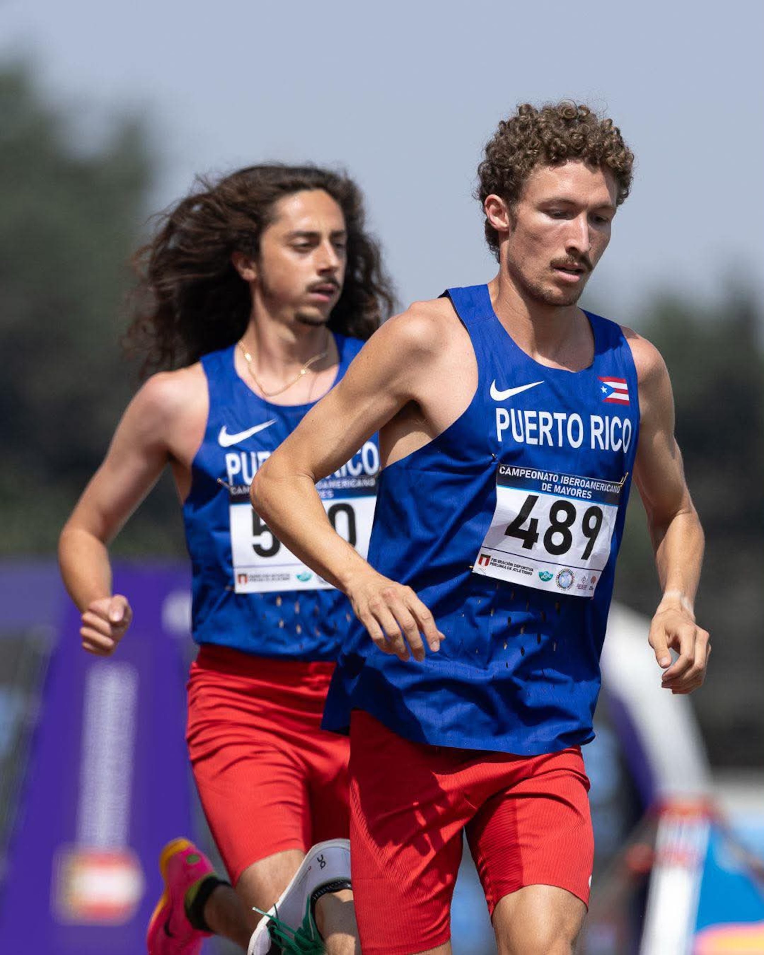 Paul Anthony Stafford y Brendan Gered Fraser (en el fondo) durante el Campeonato Iberoamericano de Atletismo en Perú.