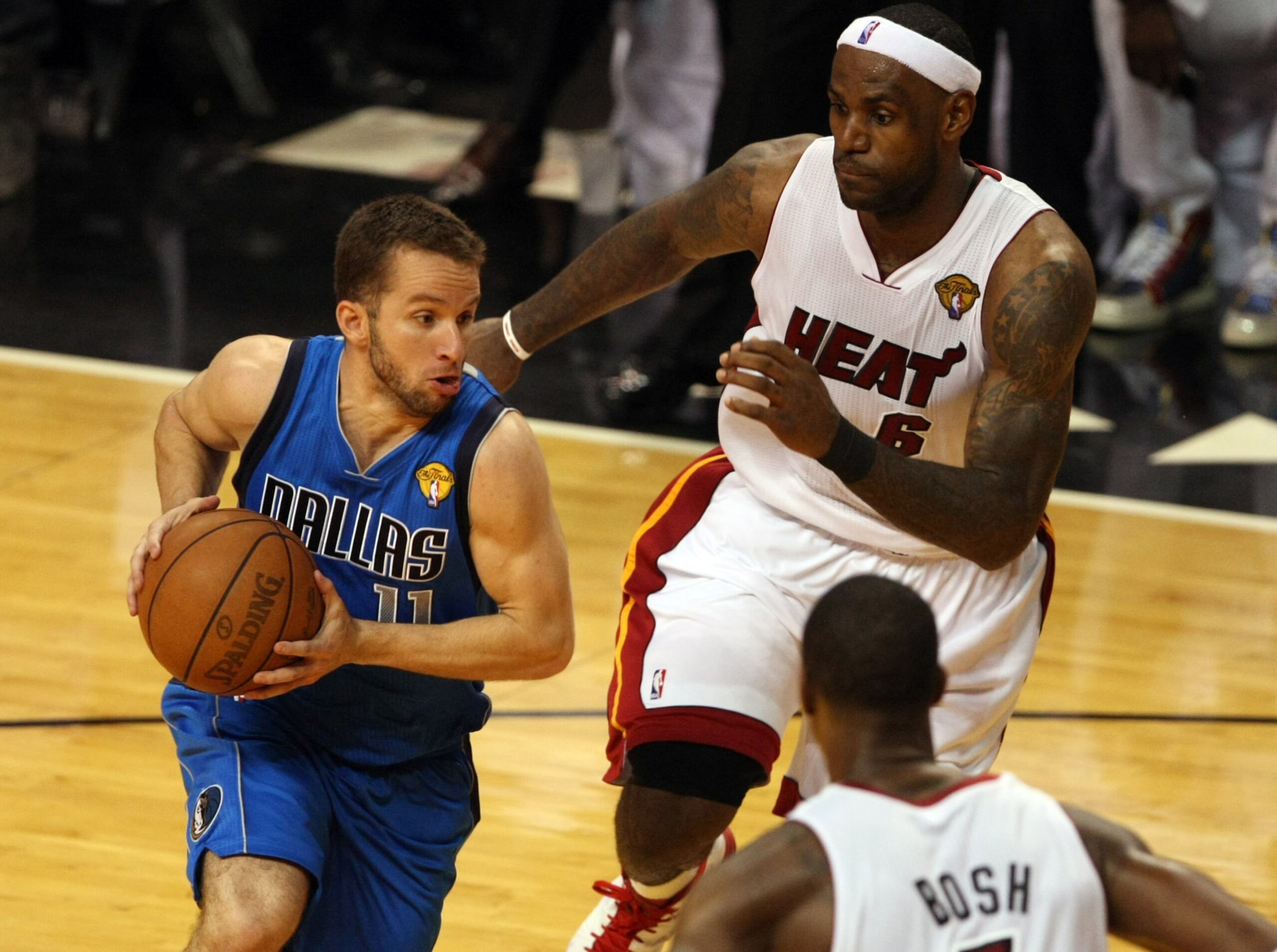 José Juan Barea maaneja el balón ante LeBron James y Chris Bosh en la final de 2011 de la NBA entre los Mavericks de Dallas y el Heat de Miami.