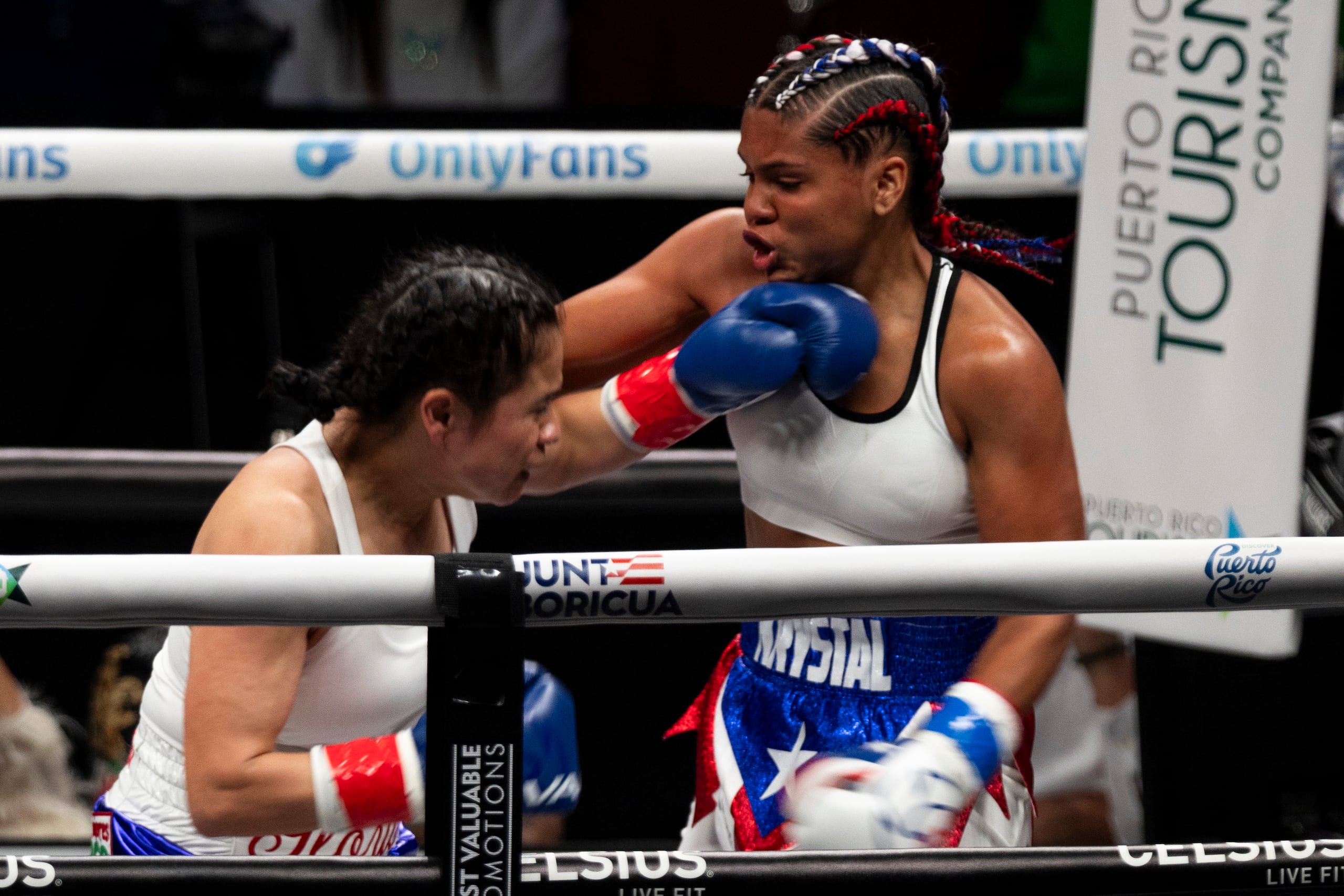 Krystal Rosado intercambia golpes con la mexicana Gloria Munguilla.