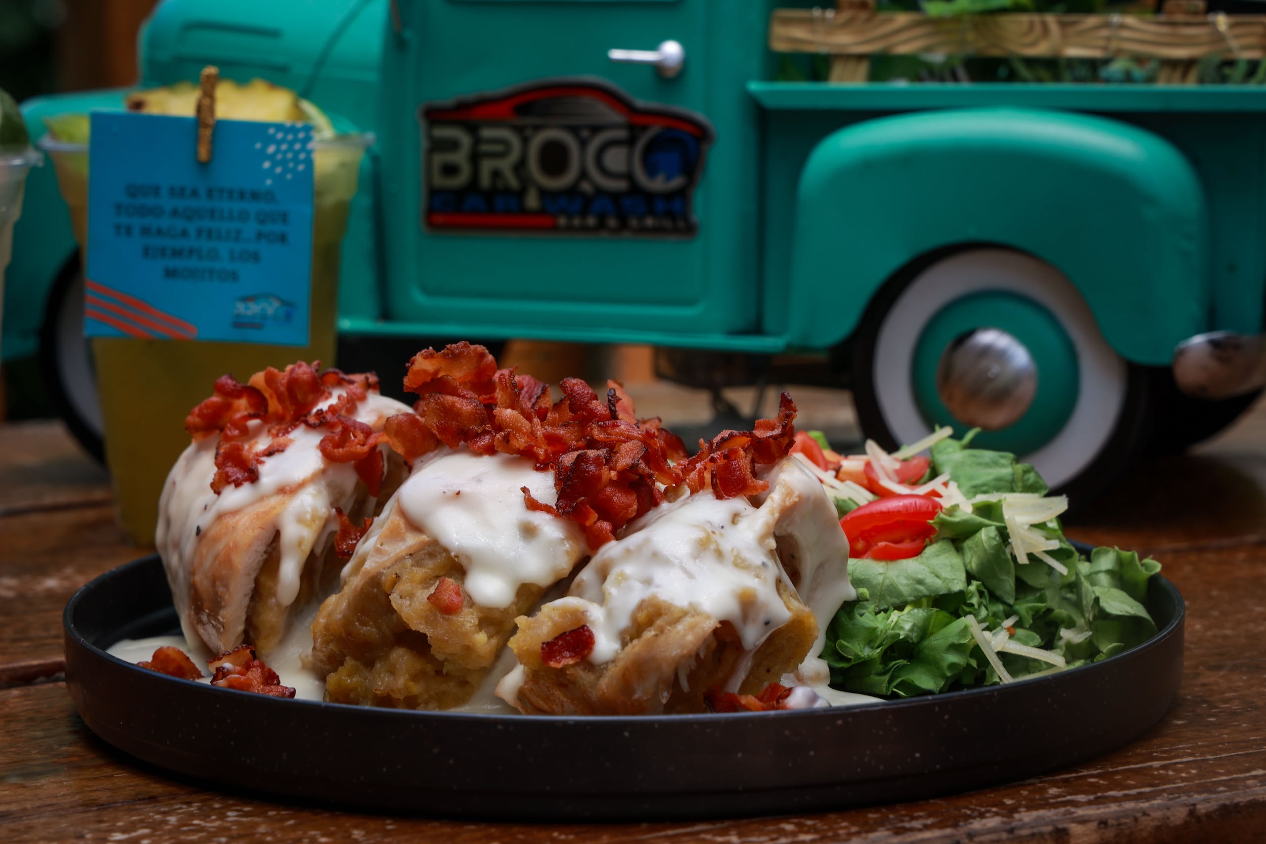 La oferta del establecimiento incluye picadera y platos como la pechuga rellena de mofongo.