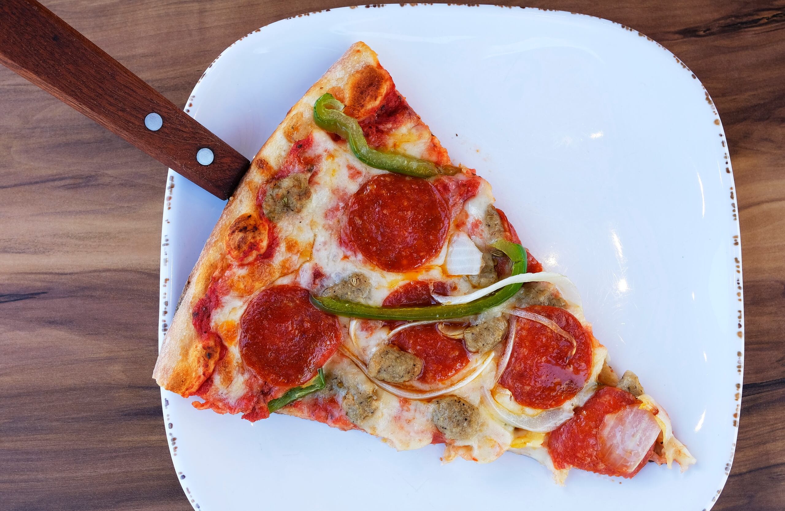 En la foto, pizza Brooklyn de la Puttanesca, en Dorado.