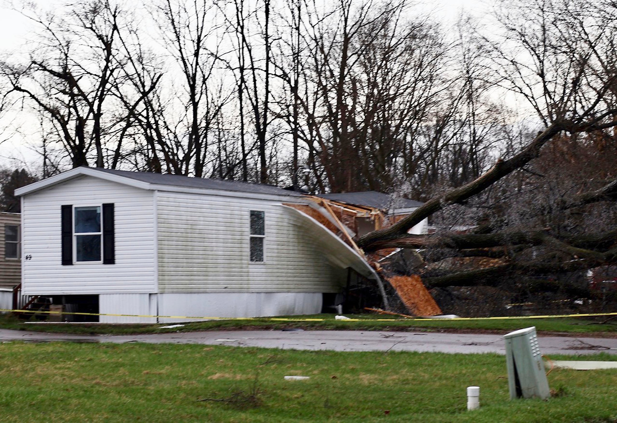 Un árbol grande se ve caído sobre una casa rodante en la calle East Cork después de una tormenta el domingo 30 de marzo de 2025, en Kalamazoo, Michigan. (Brad Devereaux/Kalamazoo Gazette via AP)